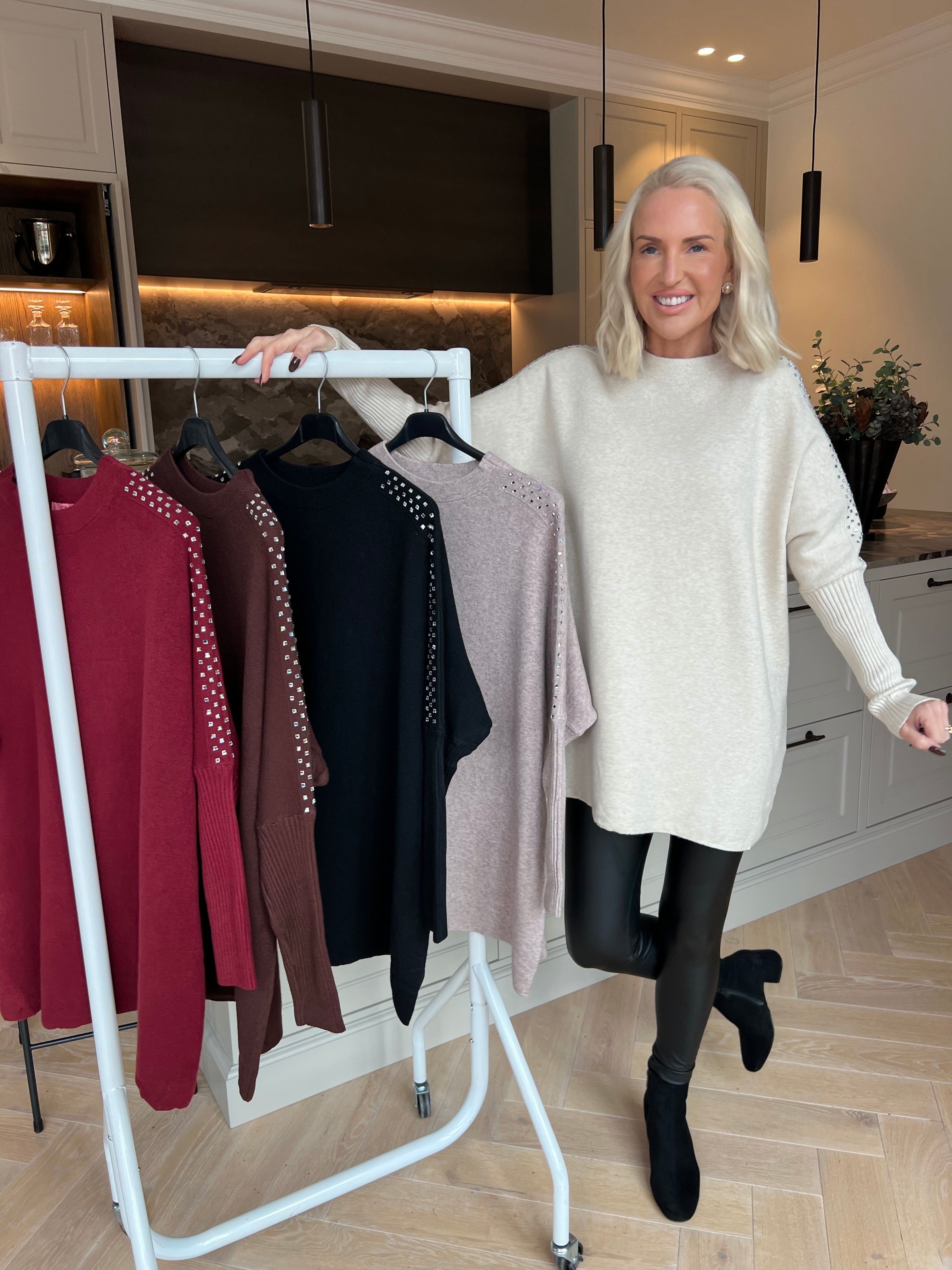 Nuala - Mjuk och stretchig stickad tröja med ribbade ärmar och eleganta strass på axlarna