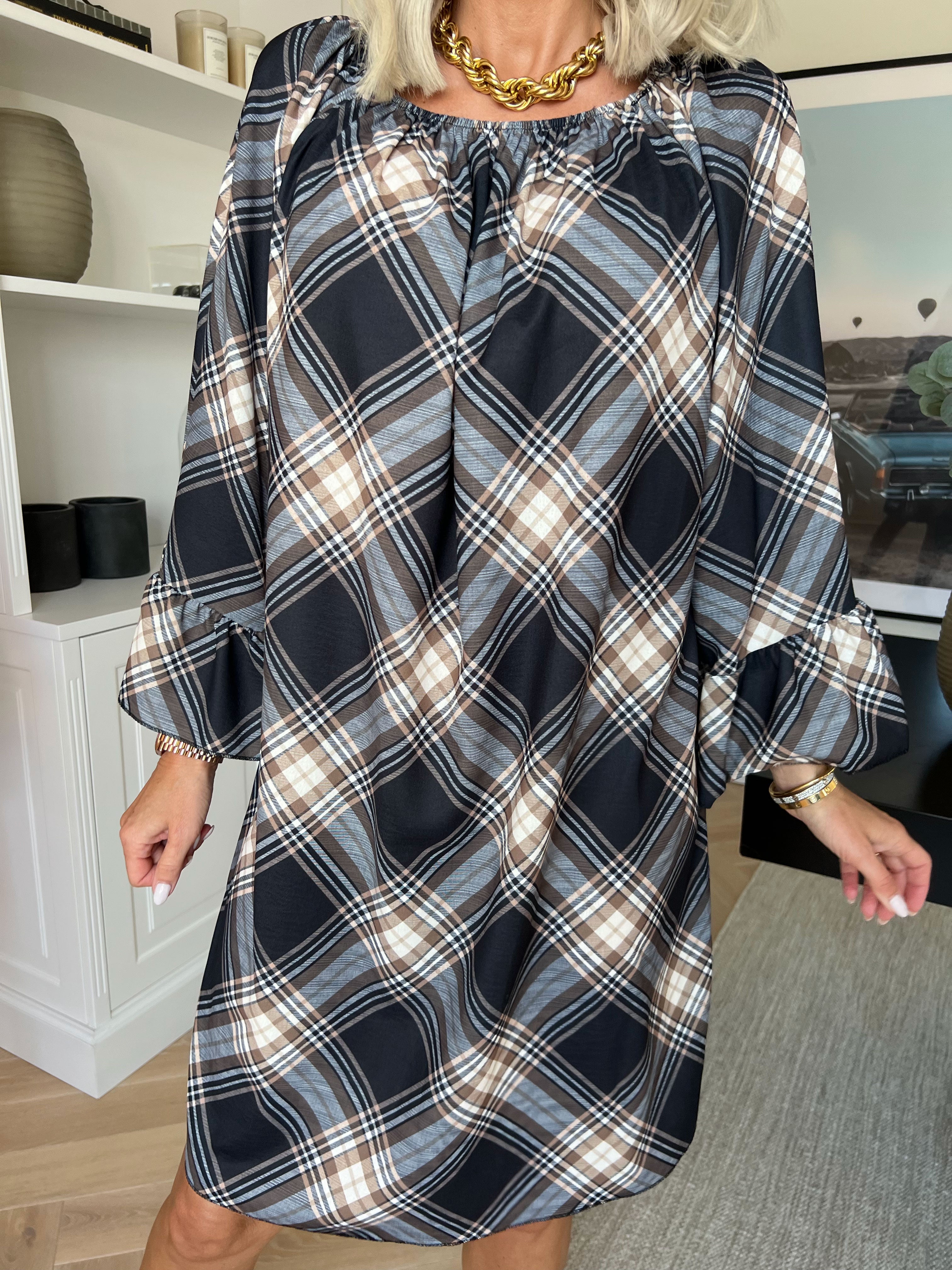 Nubia - Ternet kjole i viskoseblanding med fine flæseærmer