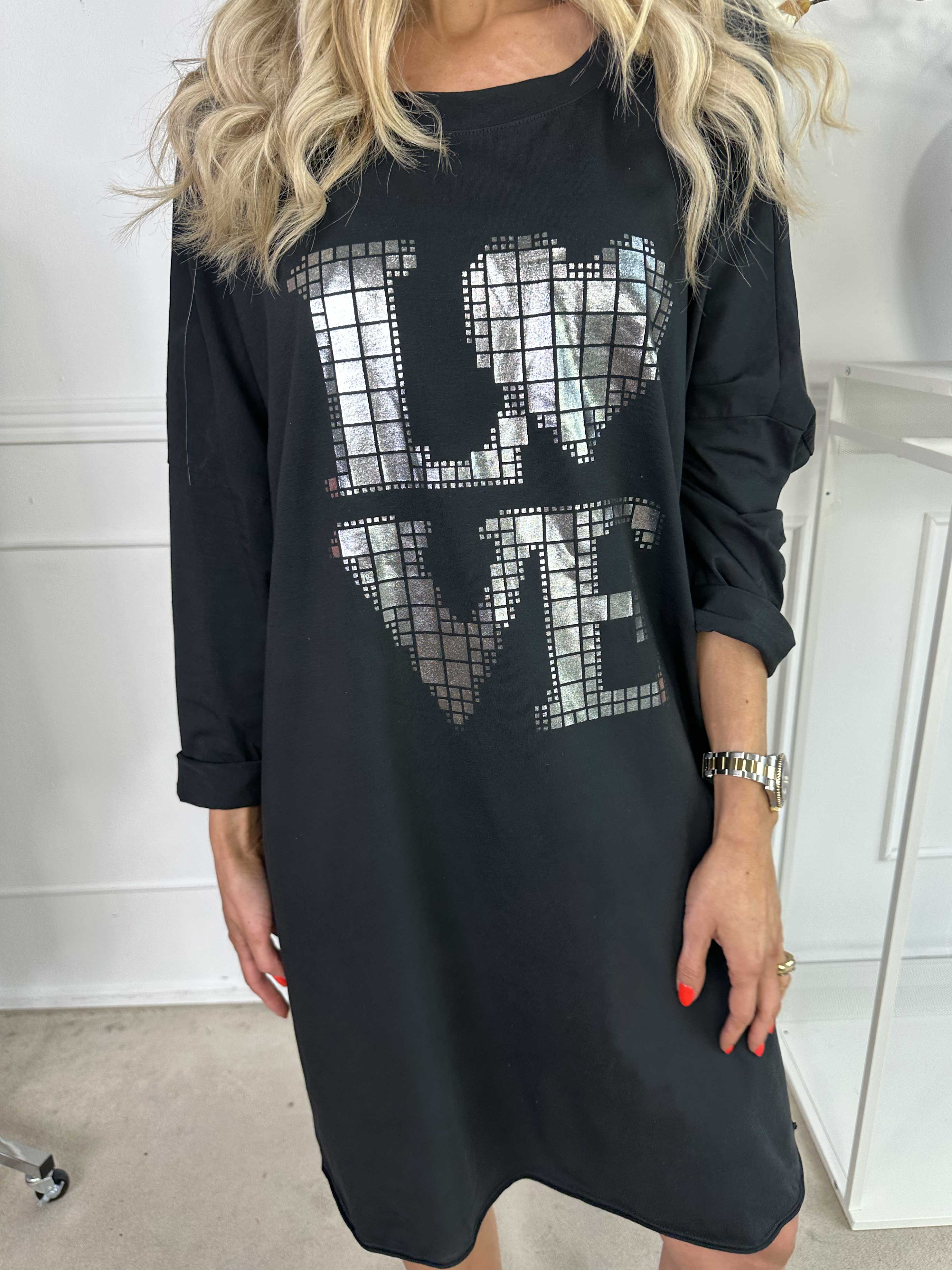 Oaklyn - Joggingklänning i mjuk bomull med silverskrift på framsidan