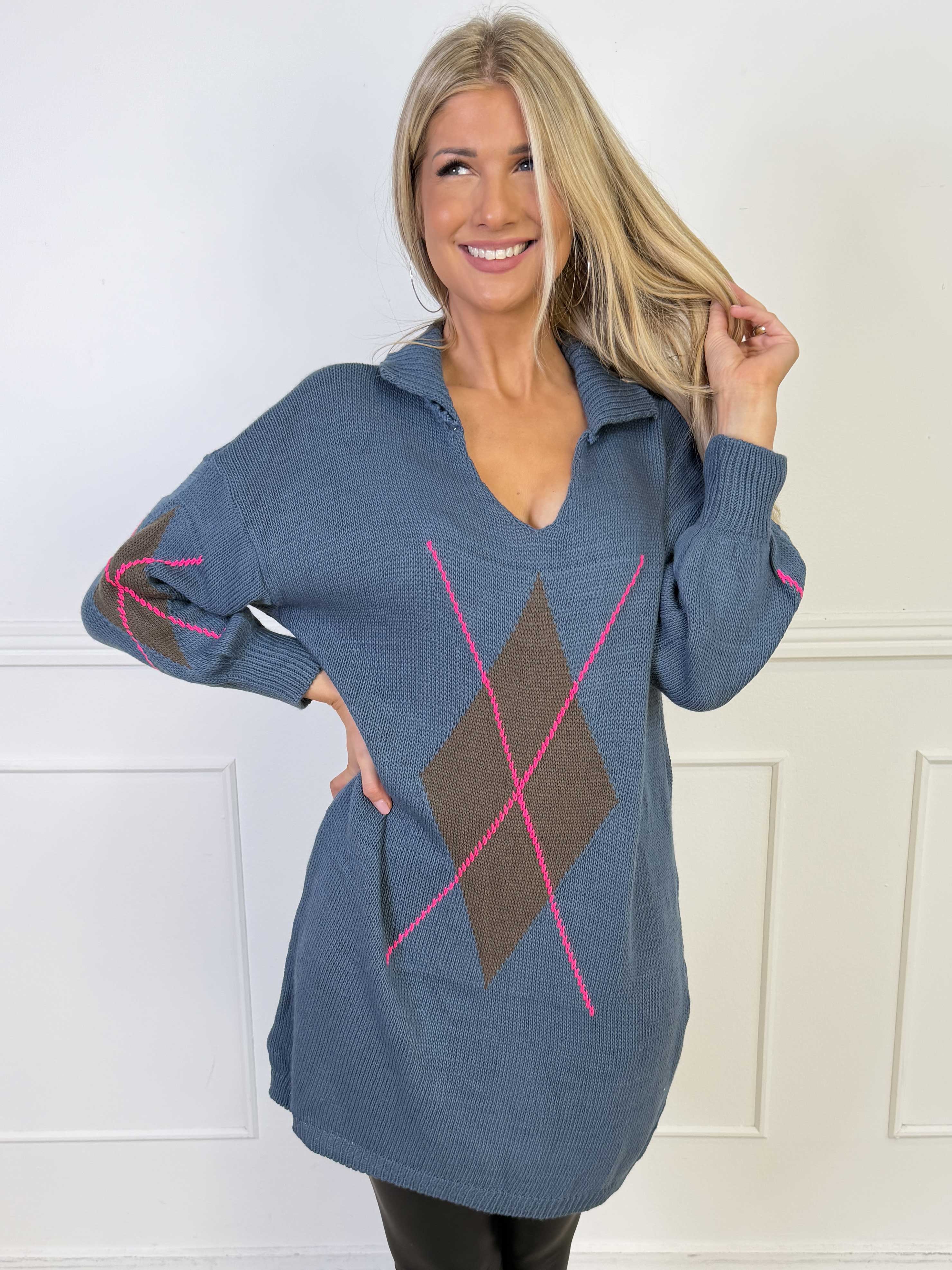 Octavia - Strikkjole med klassisk krave og motiver på front og ærmer