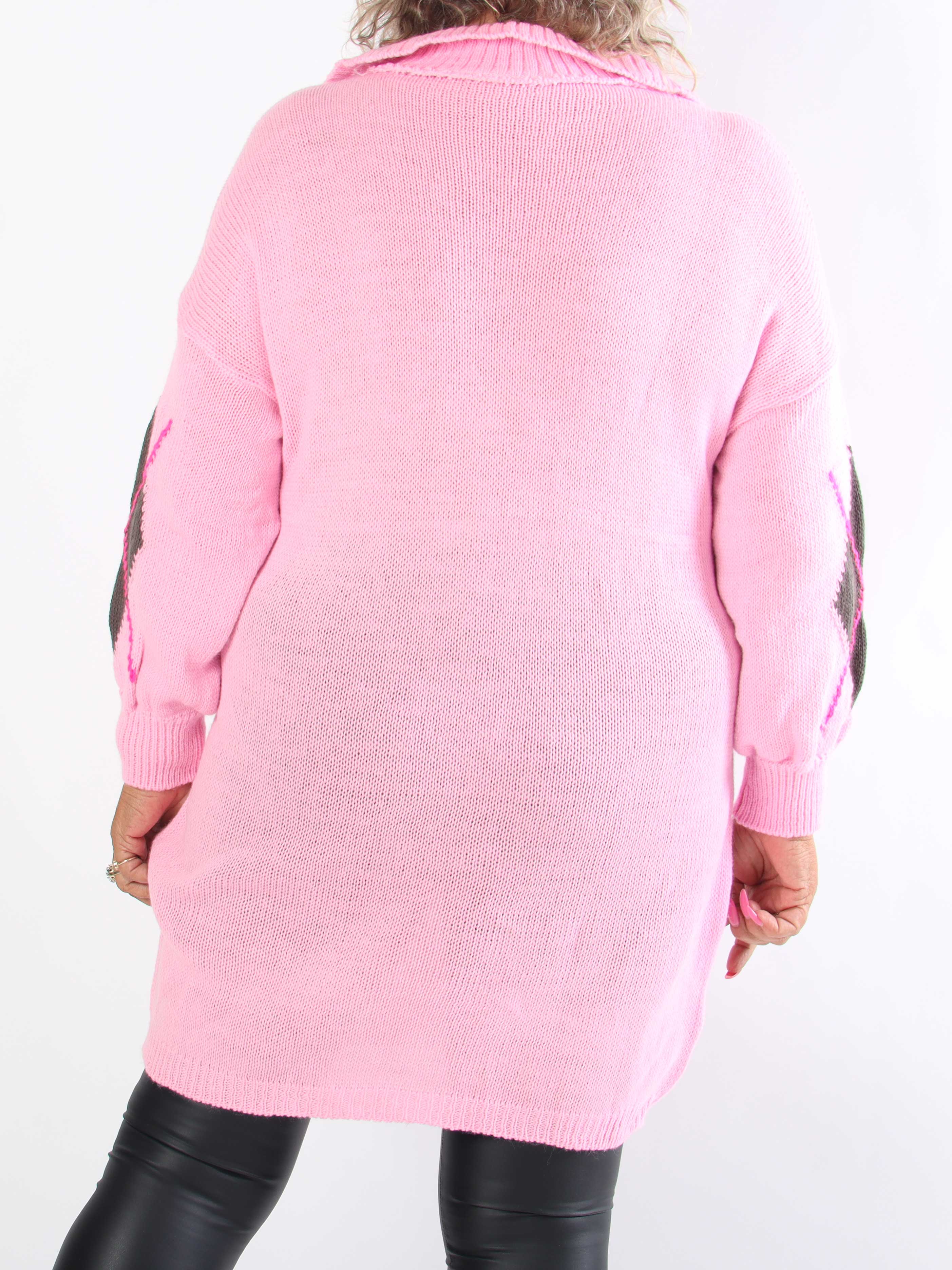 Octavia - Plus size strikkjole med klassisk krave og motiver på front og ærmer