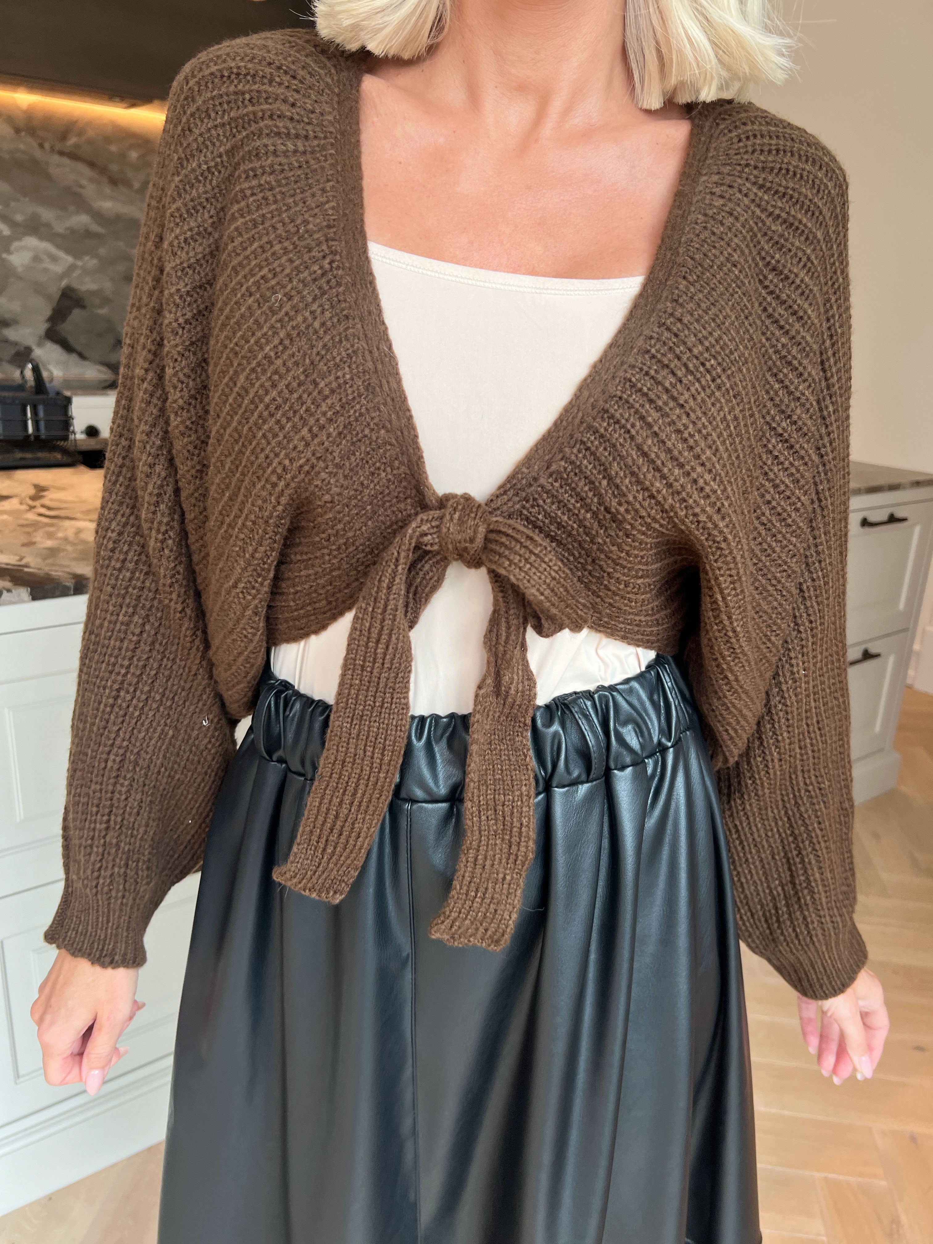 Odette - Kort og feminin strikcardigan, der lukkes med en fin sløjfe ved brystet