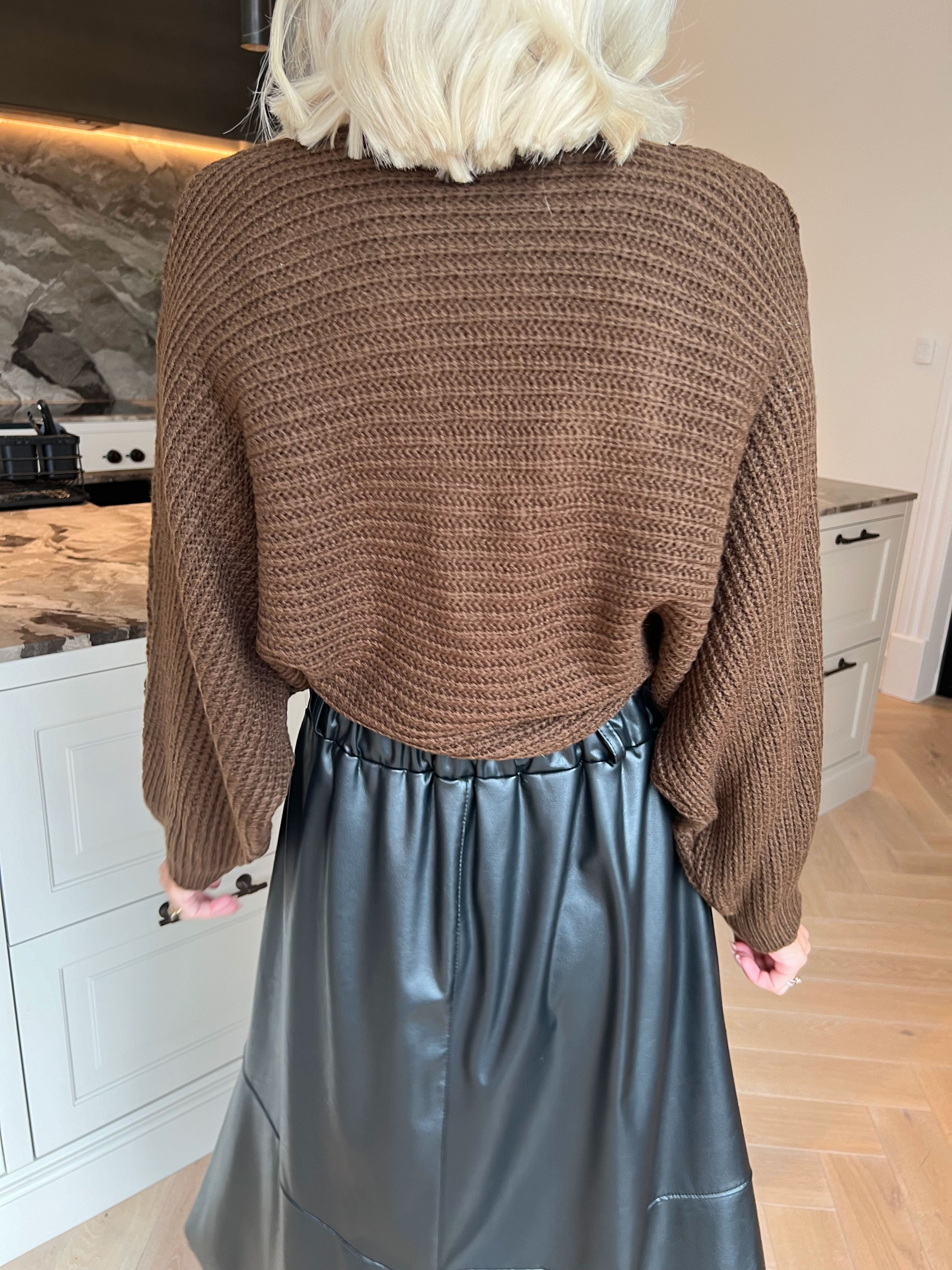 Odette - Kort og feminin strikcardigan, der lukkes med en fin sløjfe ved brystet