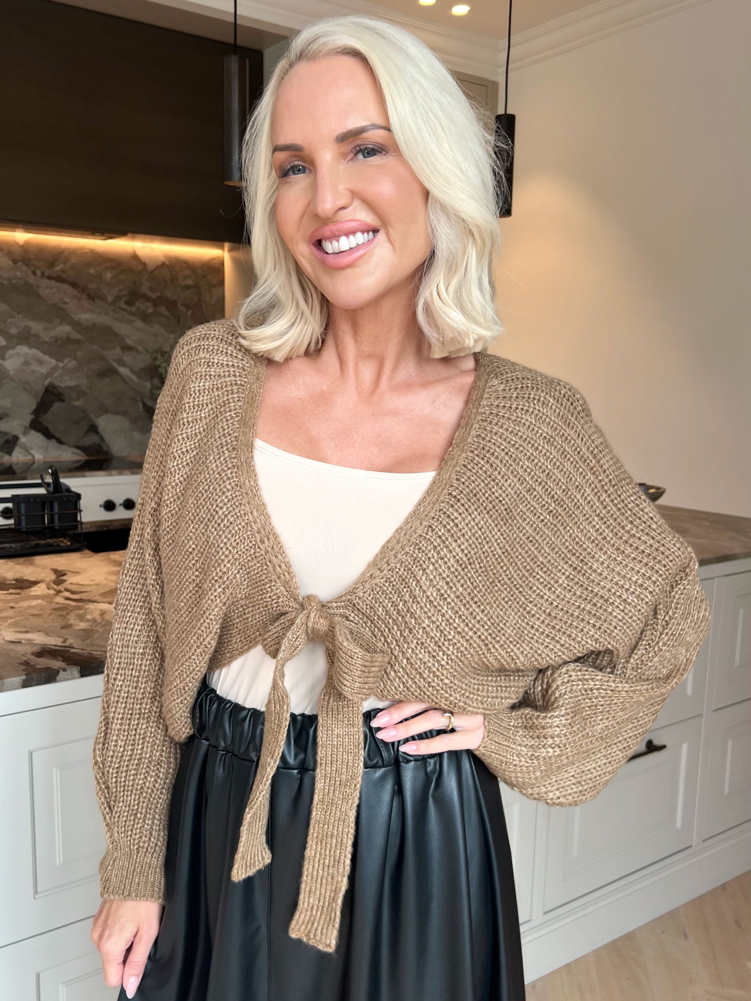 Odette - Kort og feminin strikcardigan, der lukkes med en fin sløjfe ved brystet
