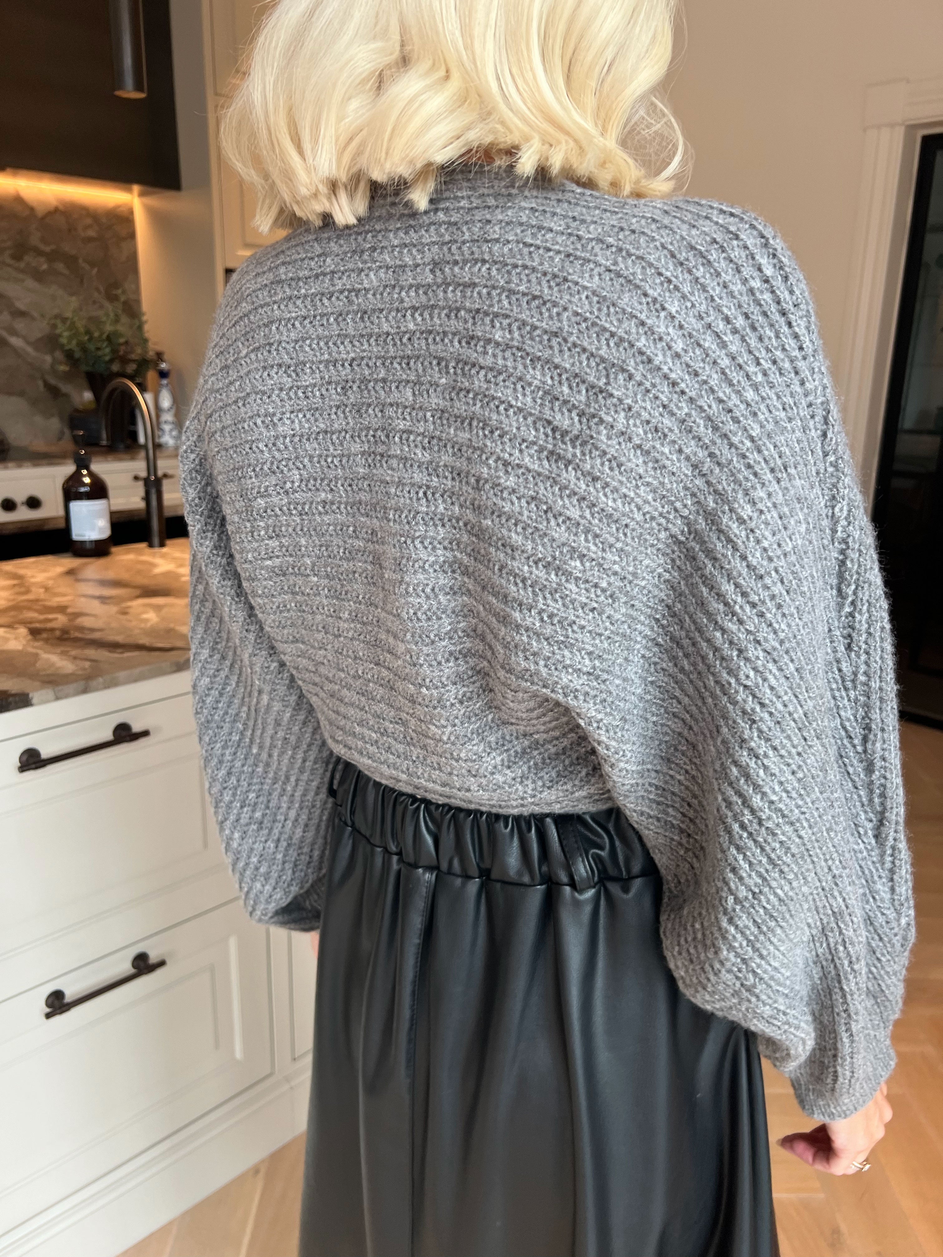 Odette - Kort og feminin strikcardigan, der lukkes med en fin sløjfe ved brystet