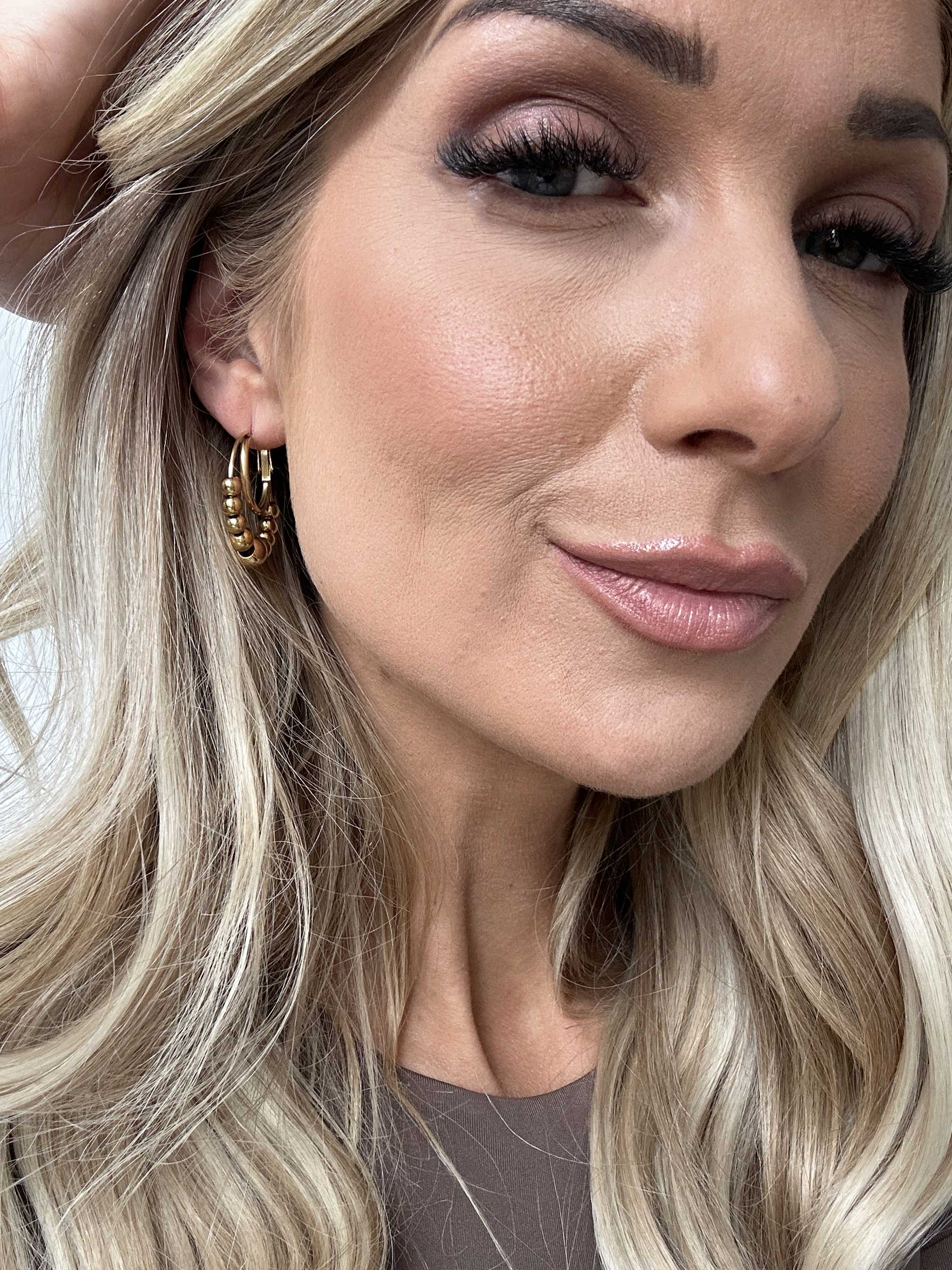 Olive - Guldfärgade örhängen med pärlor