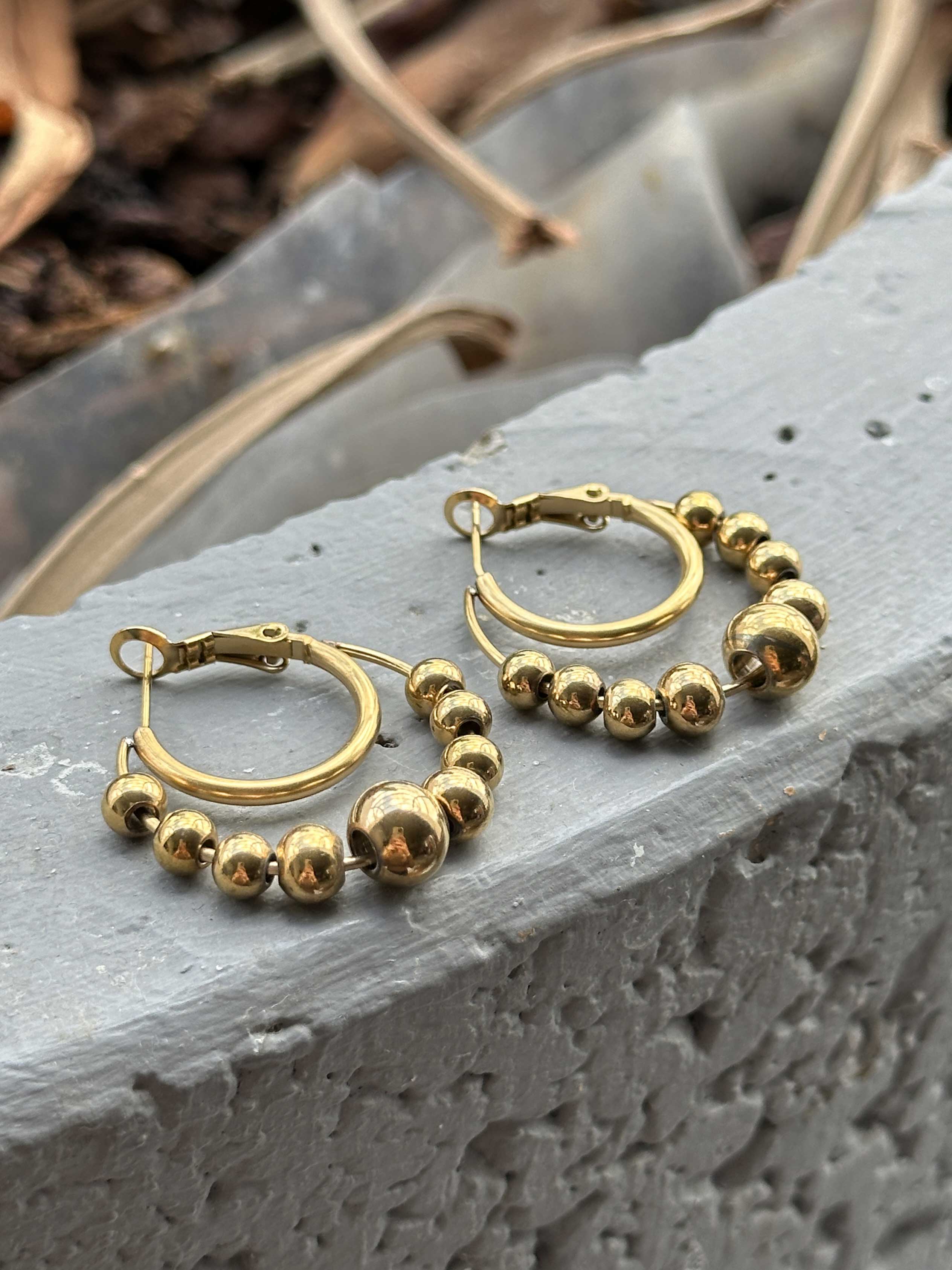 Olive - Guldfärgade örhängen med pärlor