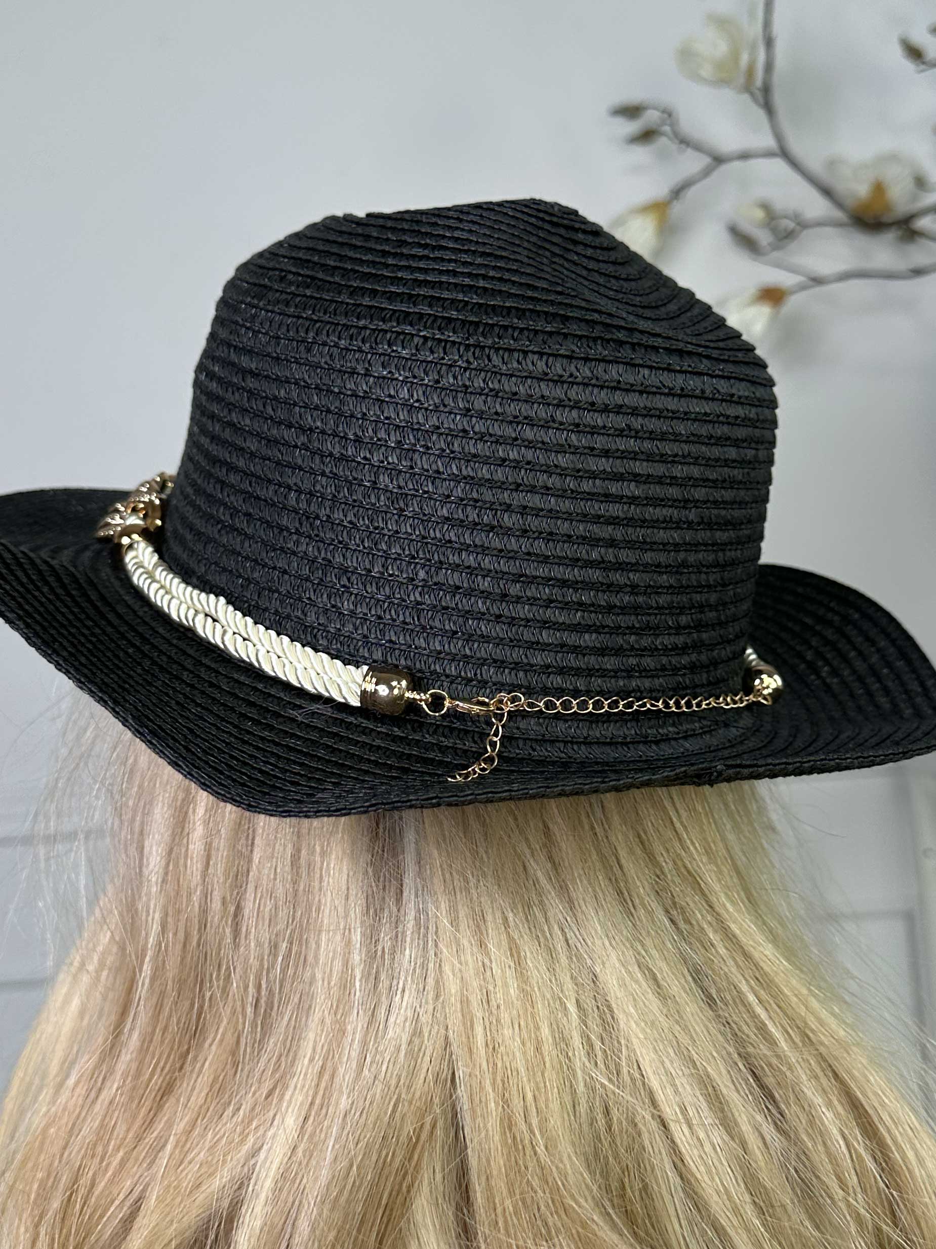 Olivias - Hatt med glänsande snöre och smycken