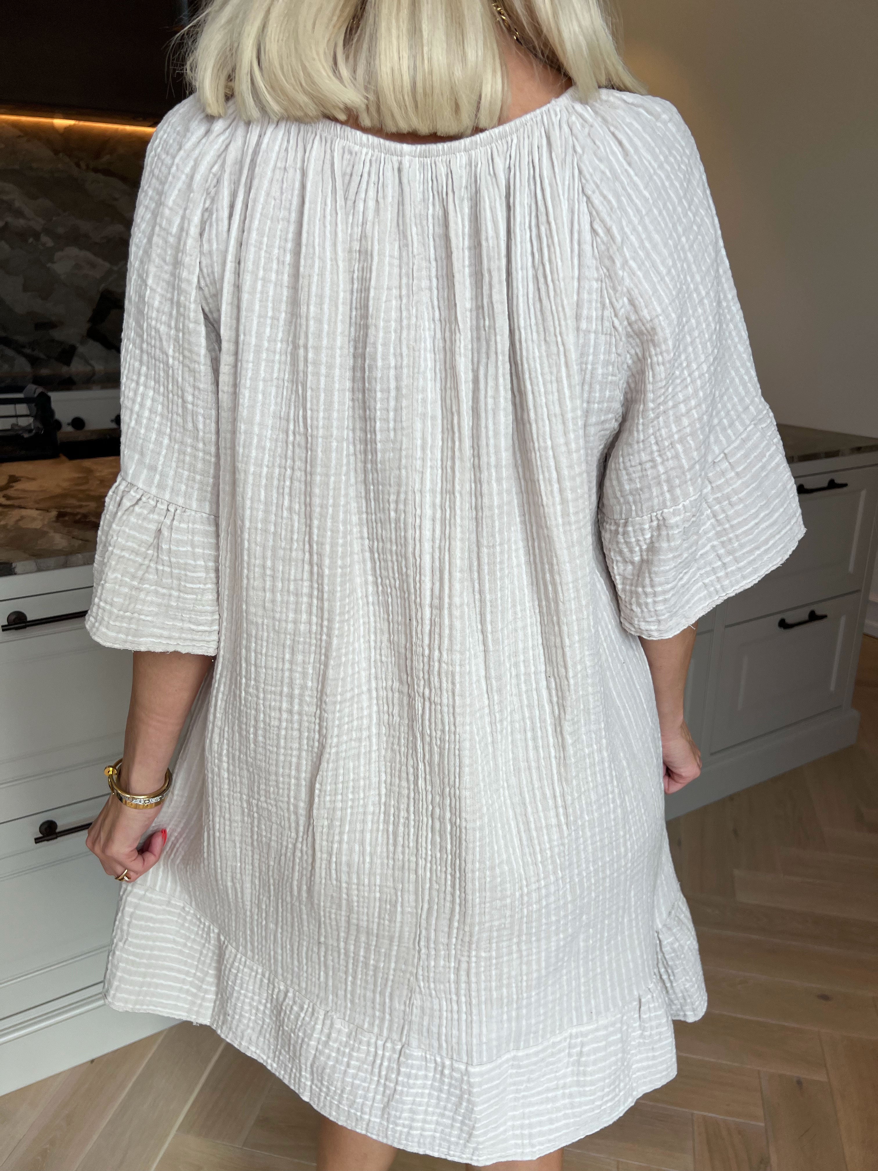 Olly - Blød stribet bomulds­kjole med flæsekanter