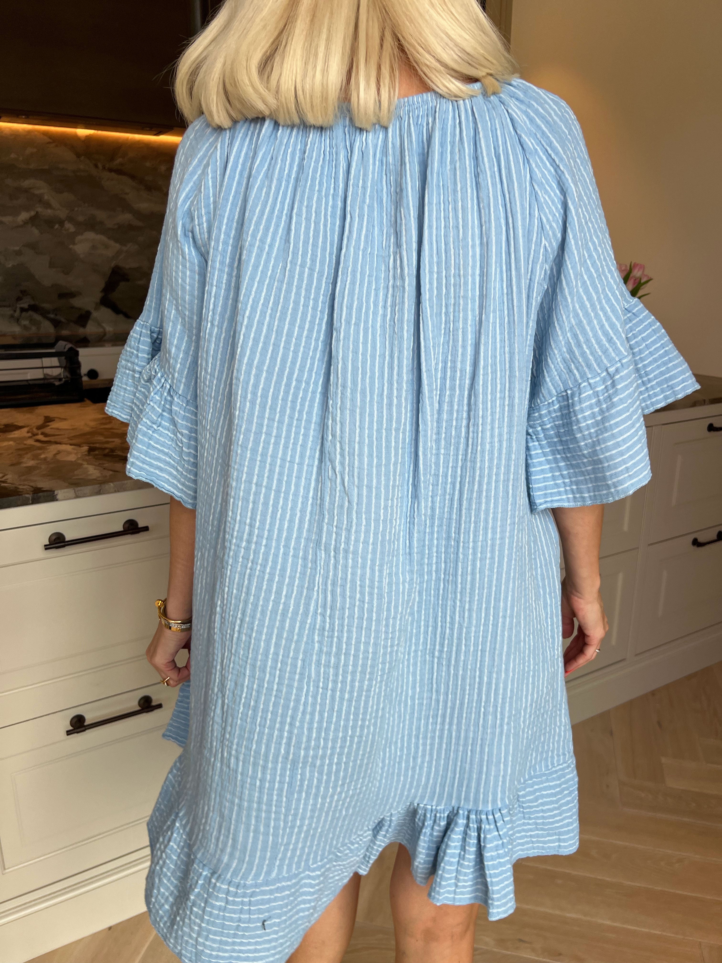 Olly - Blød stribet bomulds­kjole med flæsekanter