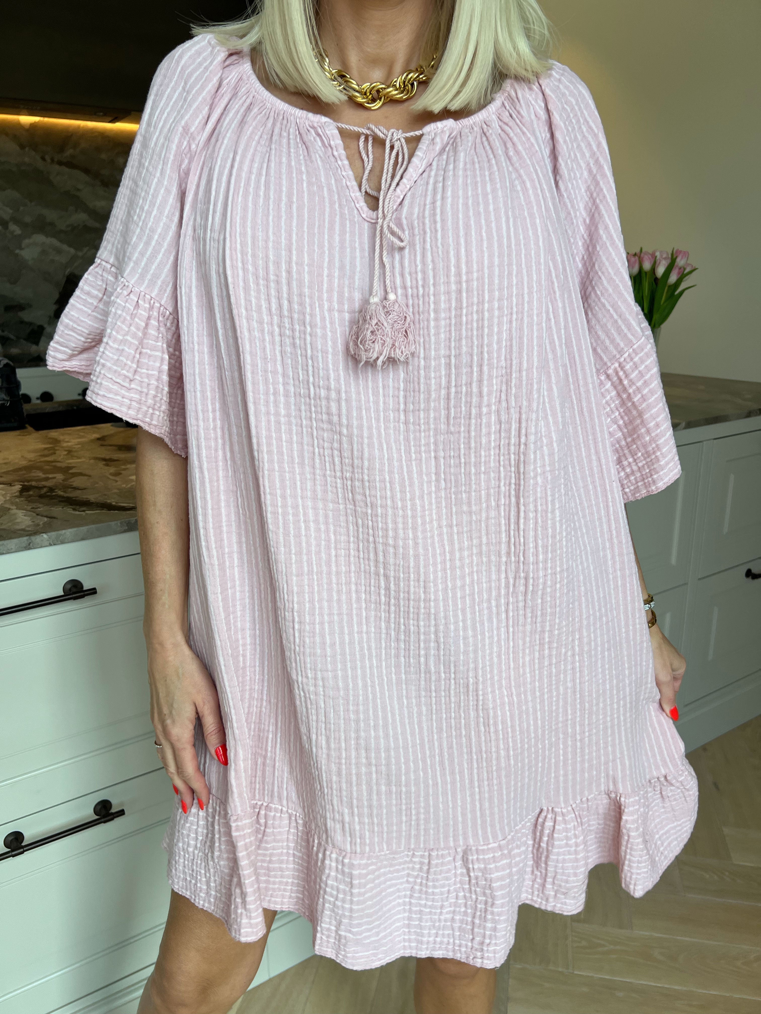 Olly - Blød stribet bomulds­kjole med flæsekanter