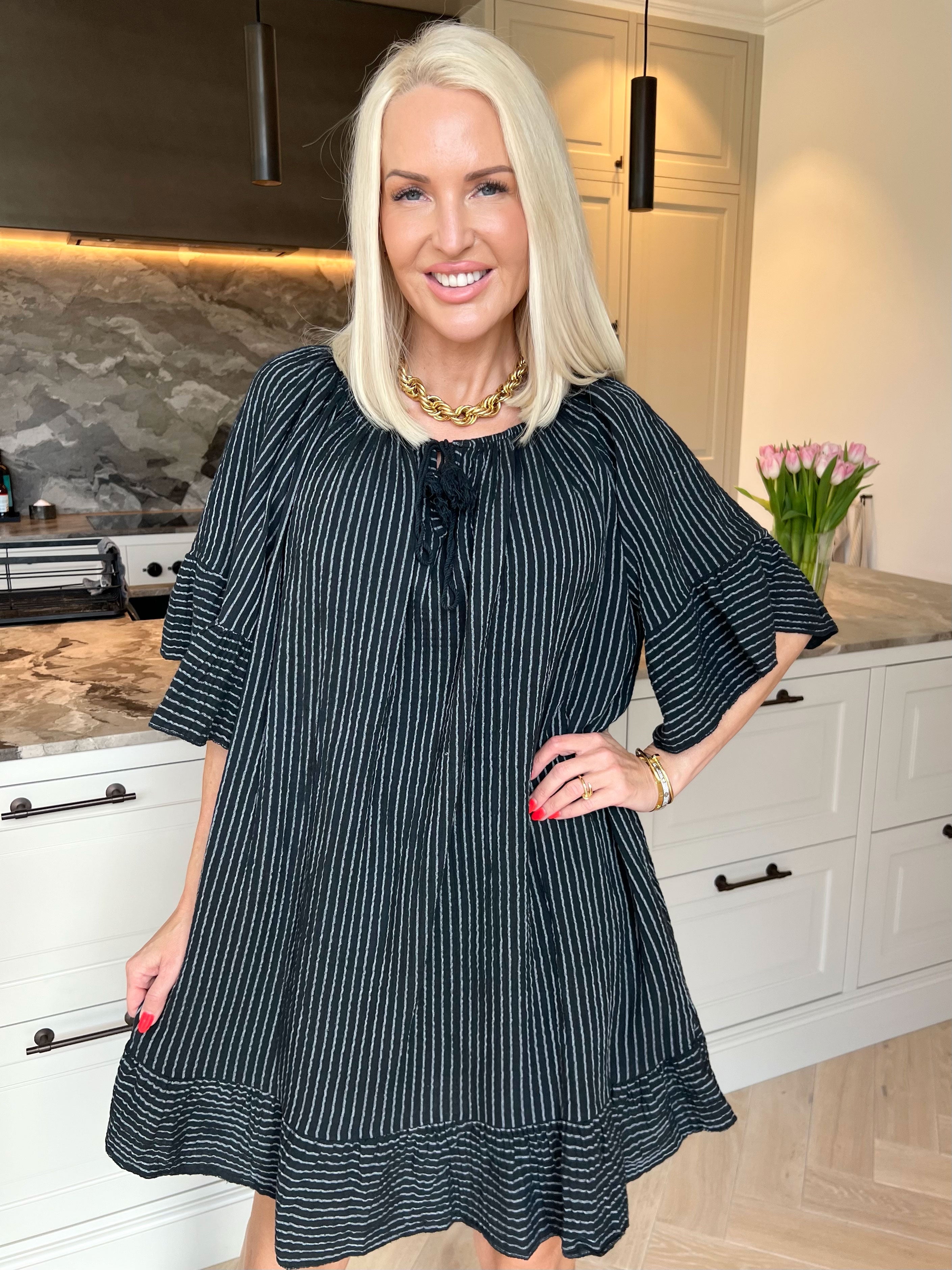 Olly - Blød stribet bomulds­kjole med flæsekanter