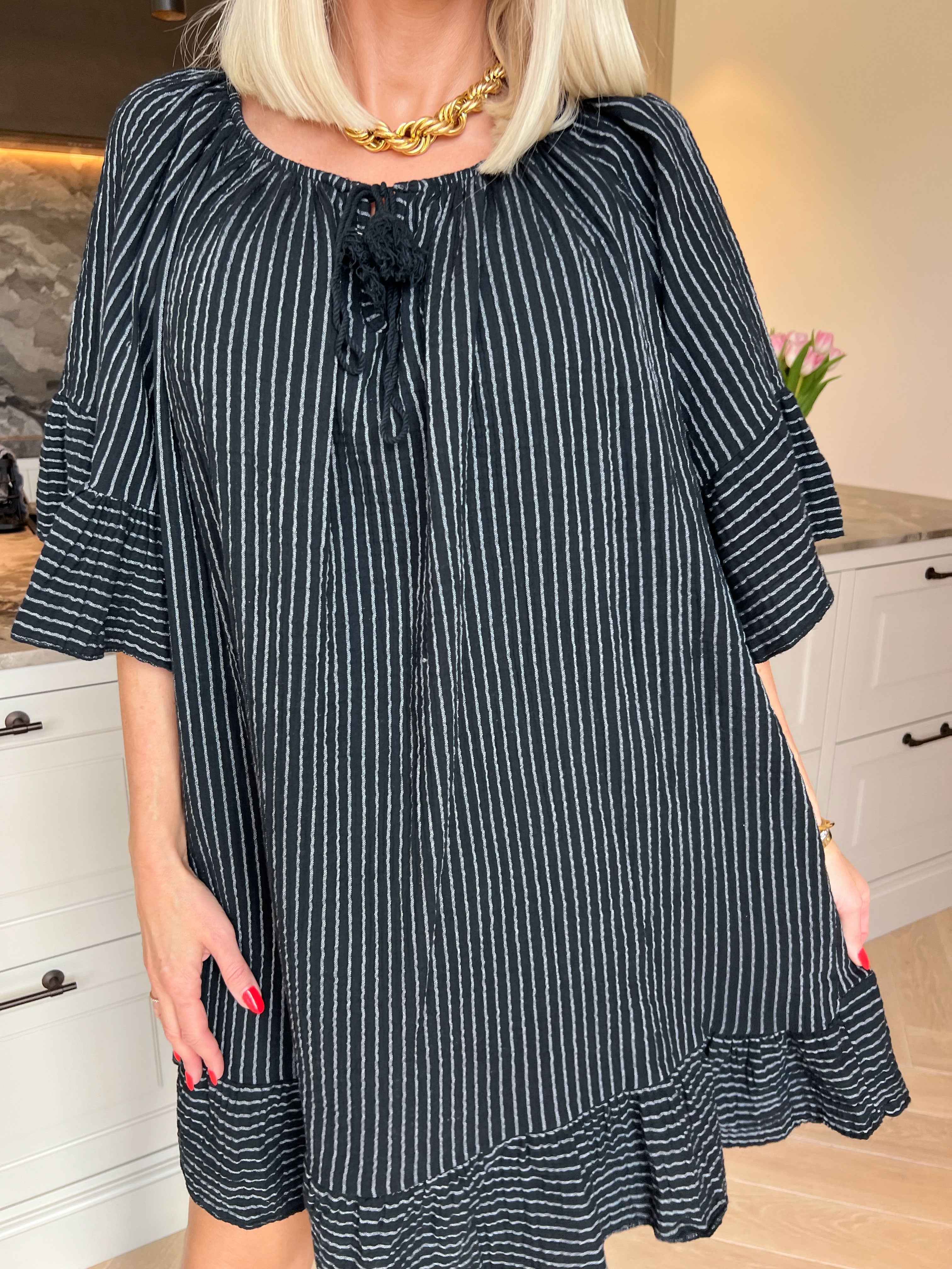 Olly - Blød stribet bomulds­kjole med flæsekanter