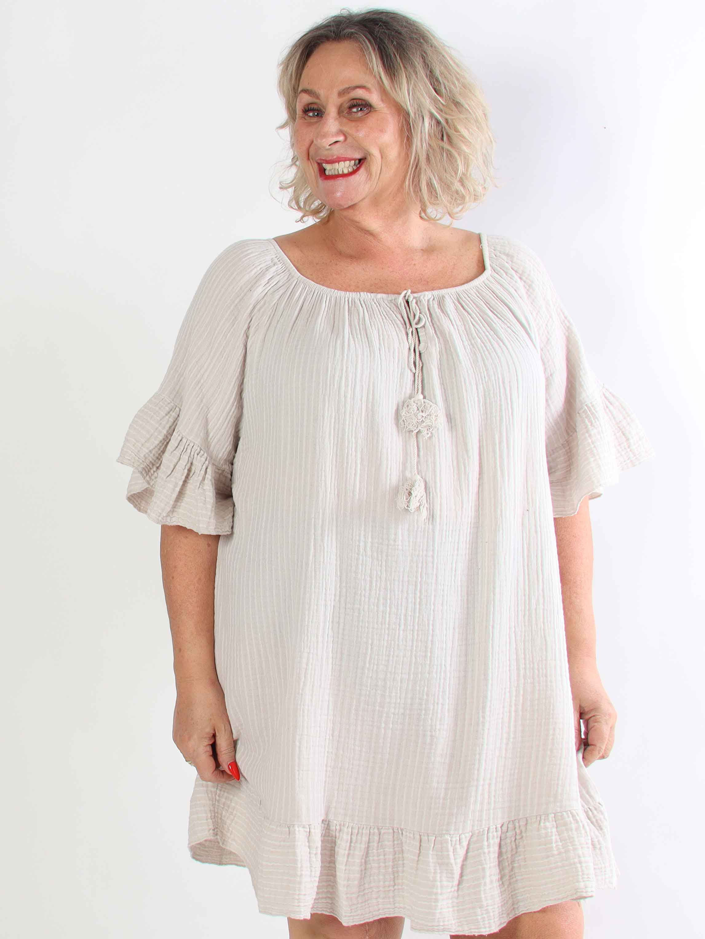 Olly - Blød stribet plus size bomulds­kjole med flæsekanter