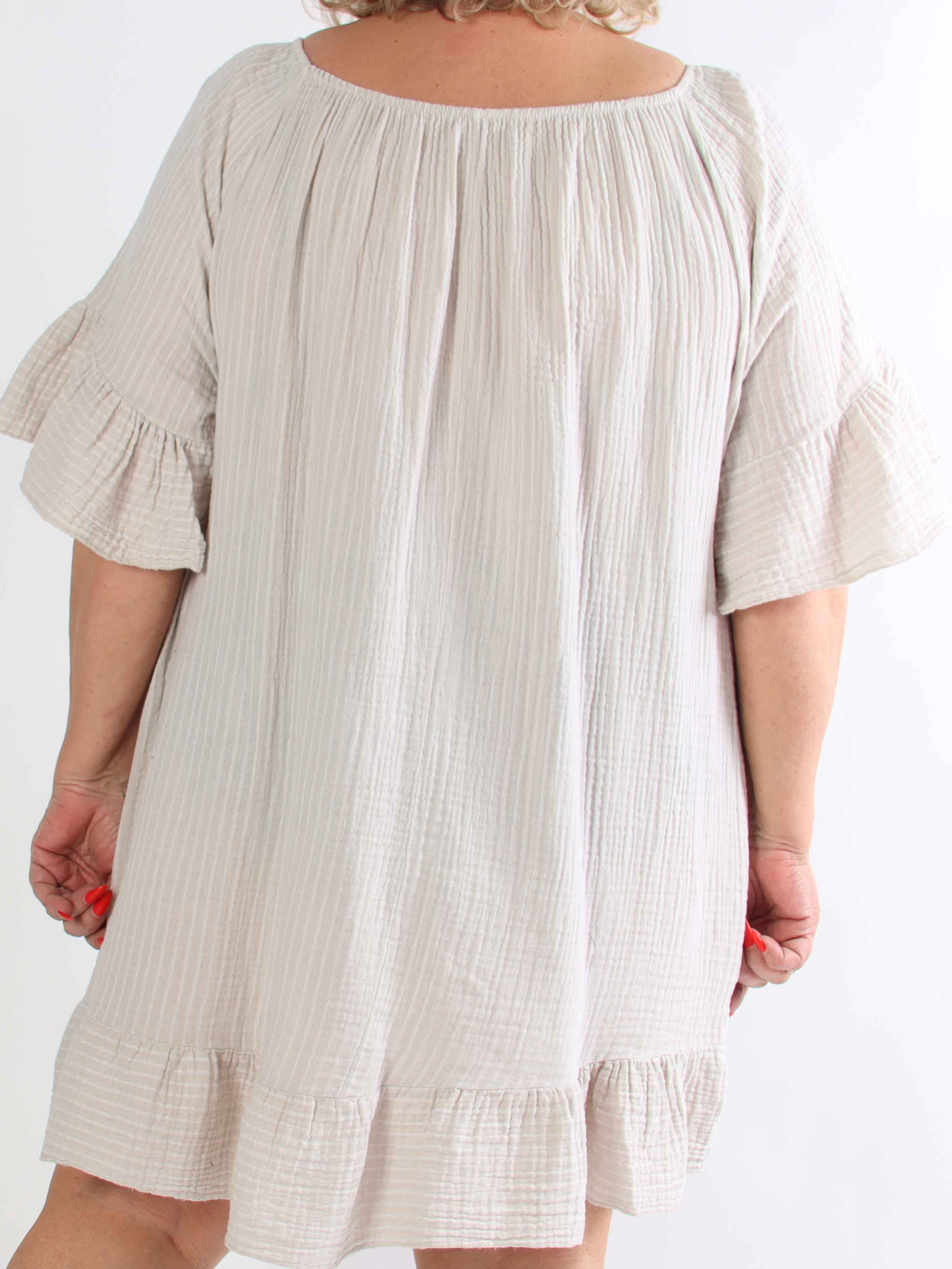Olly - Blød stribet plus size bomulds­kjole med flæsekanter