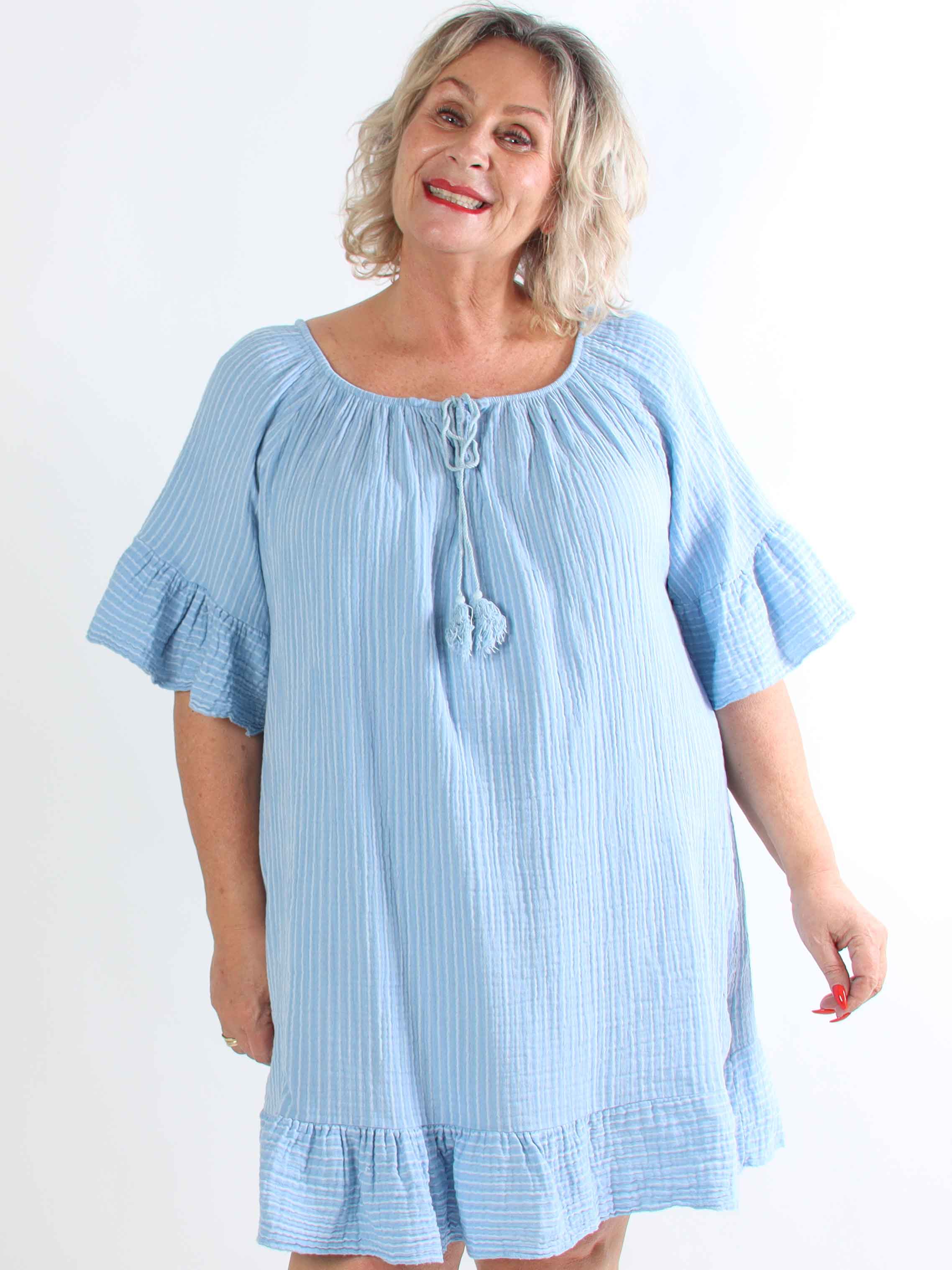 Olly - Blød stribet plus size bomulds­kjole med flæsekanter
