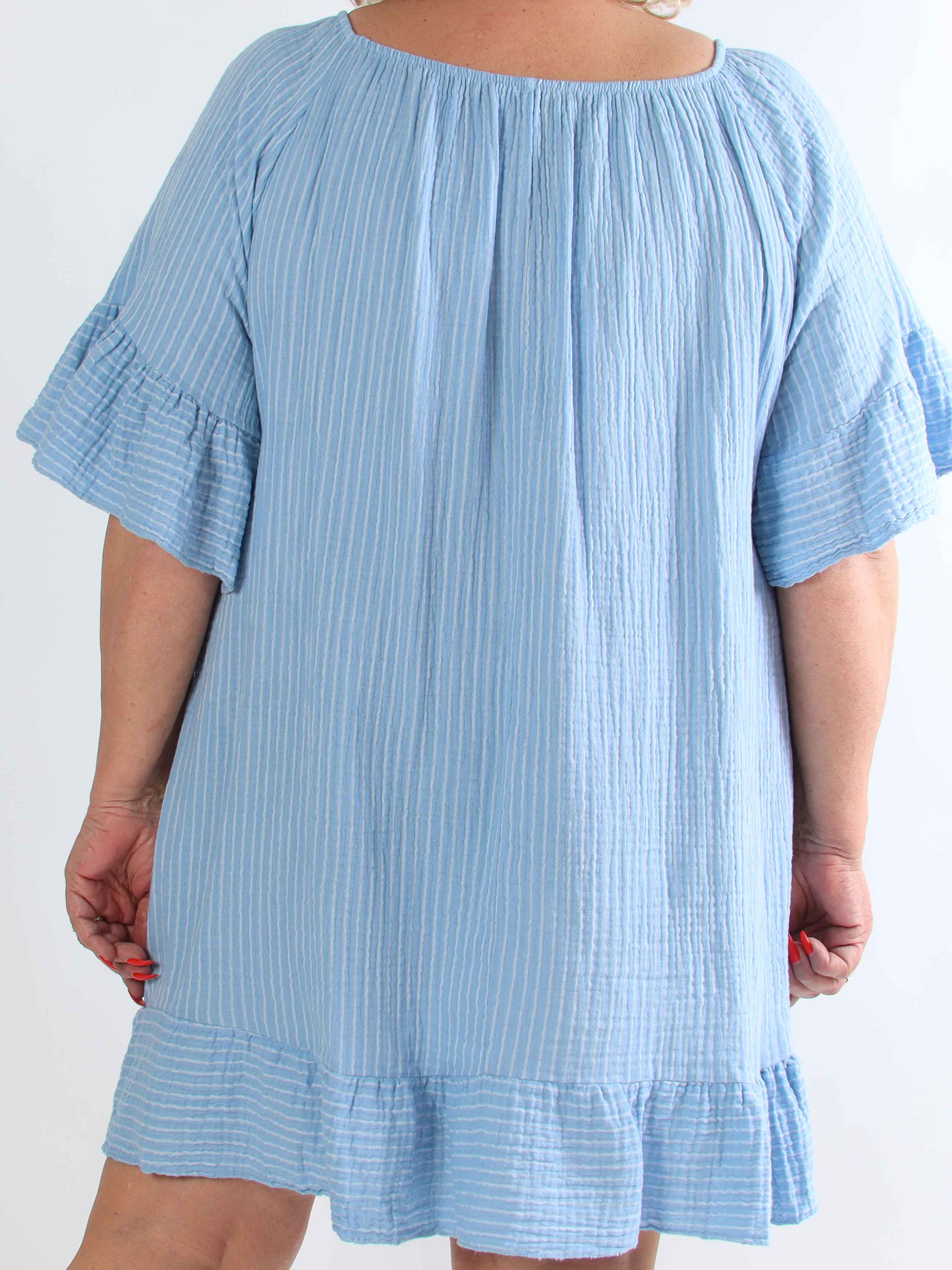 Olly - Blød stribet plus size bomulds­kjole med flæsekanter