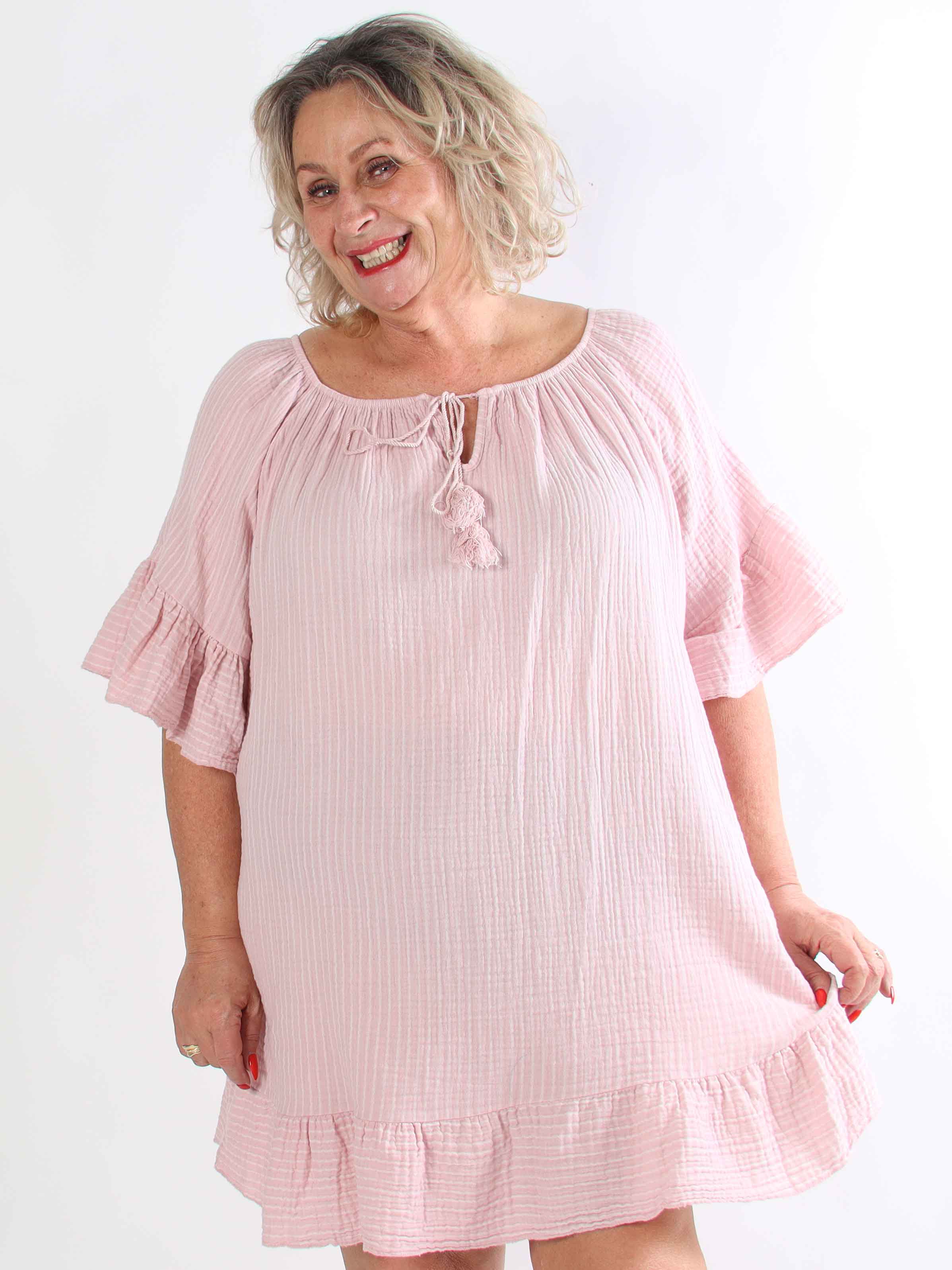 Olly - Blød stribet plus size bomulds­kjole med flæsekanter