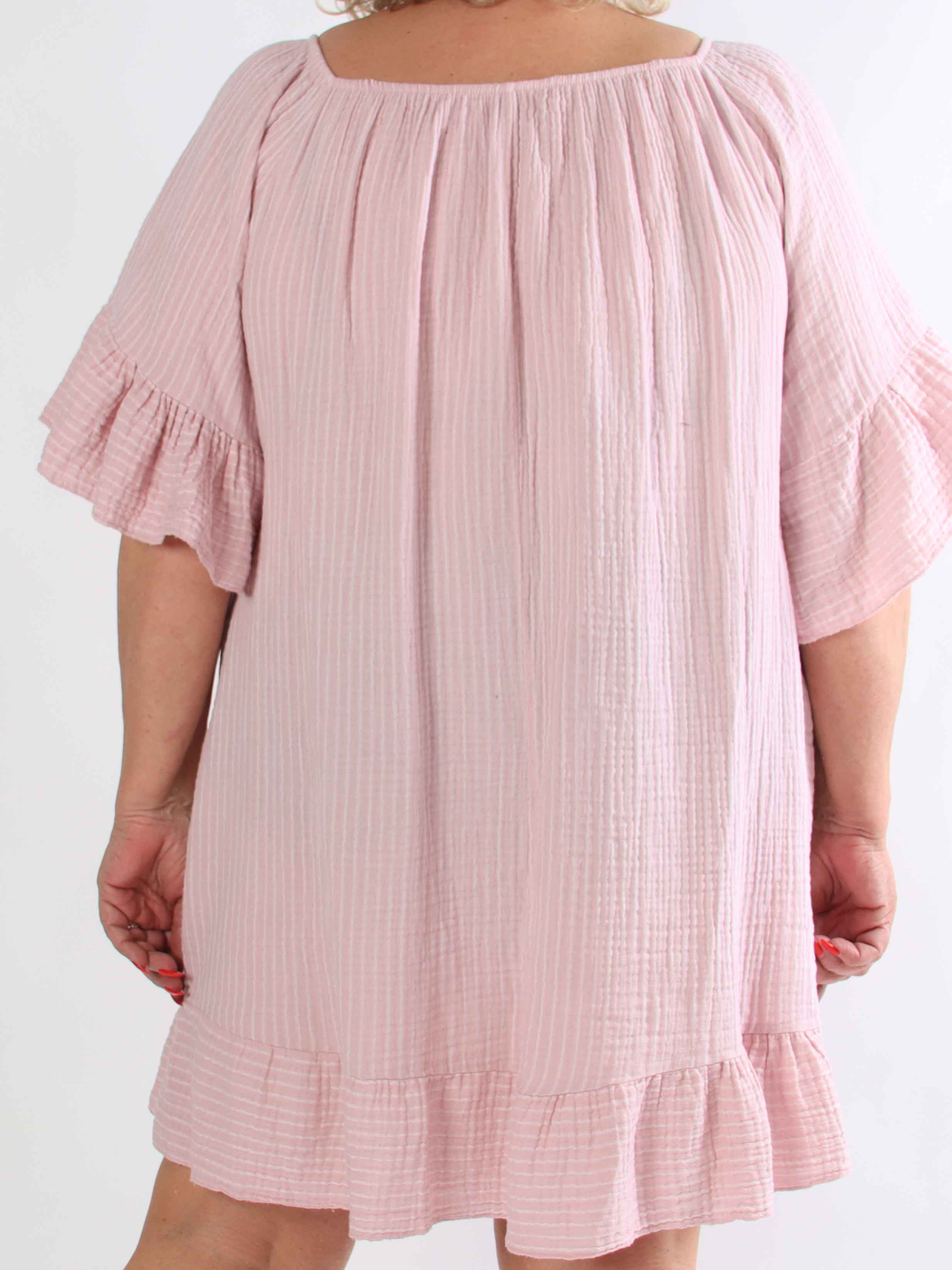 Olly - Blød stribet plus size bomulds­kjole med flæsekanter