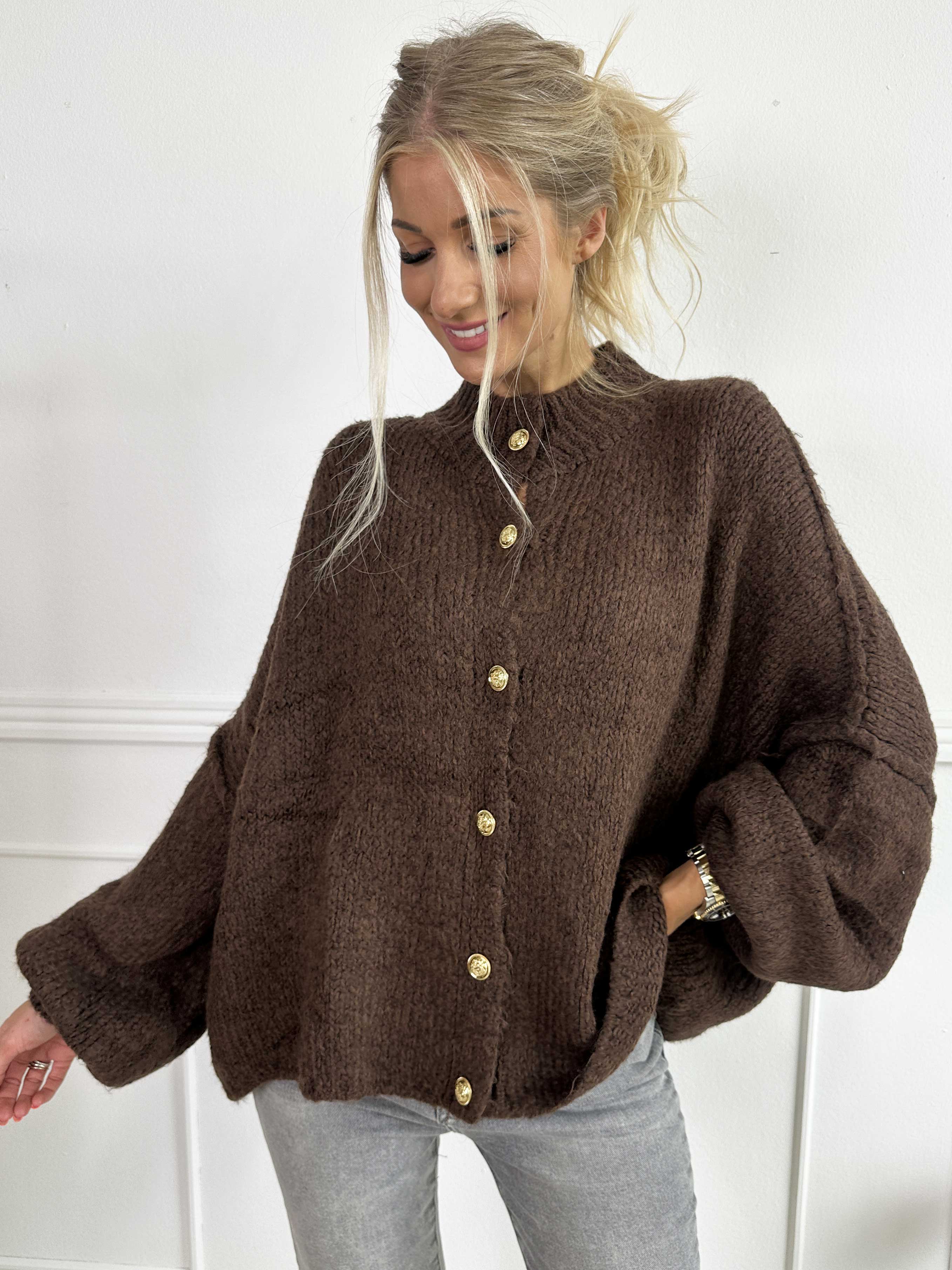 Olrun - Stickad kofta med ballongärmar och guldknappar