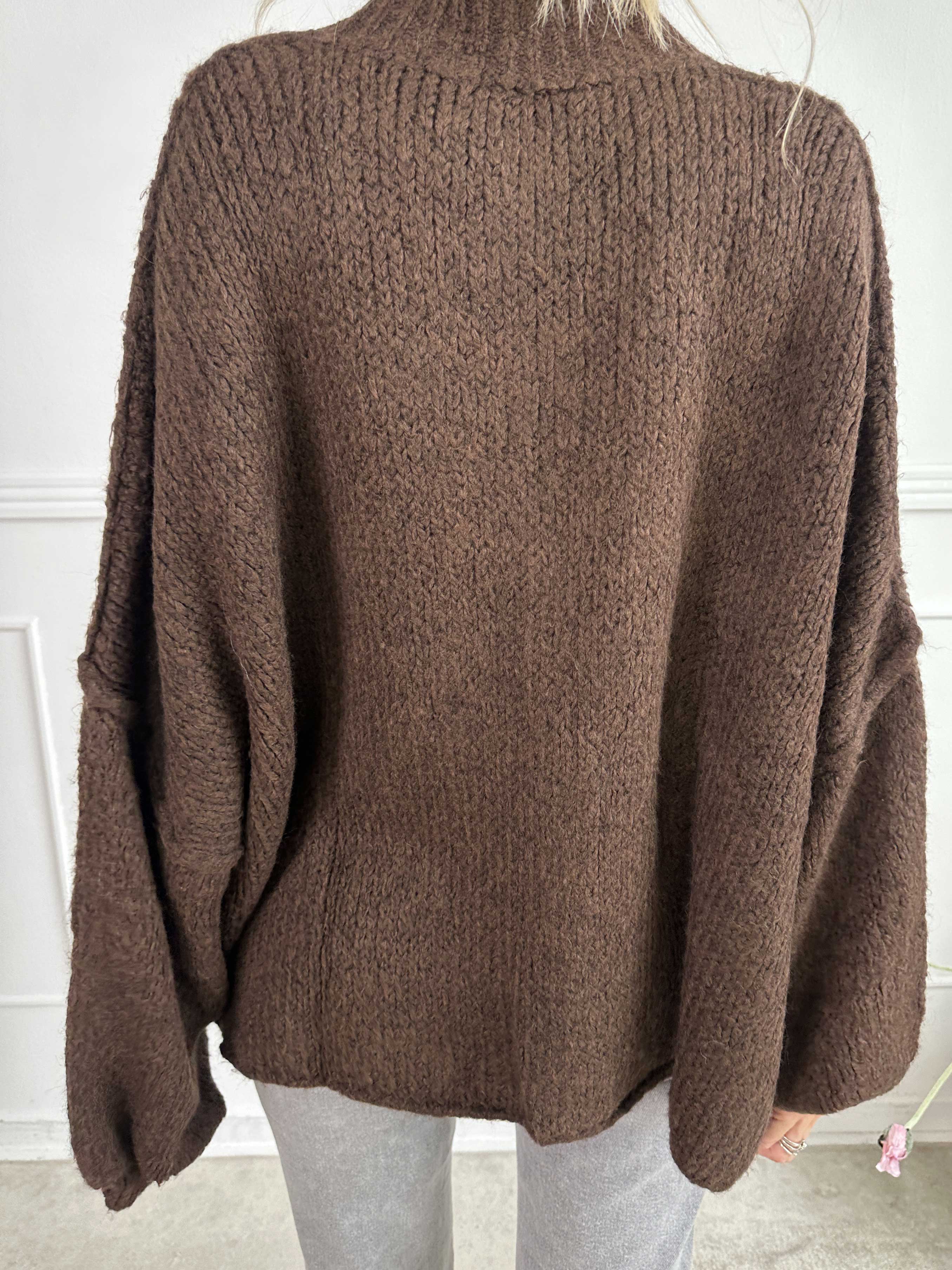 Olrun - Stickad kofta med ballongärmar och guldknappar