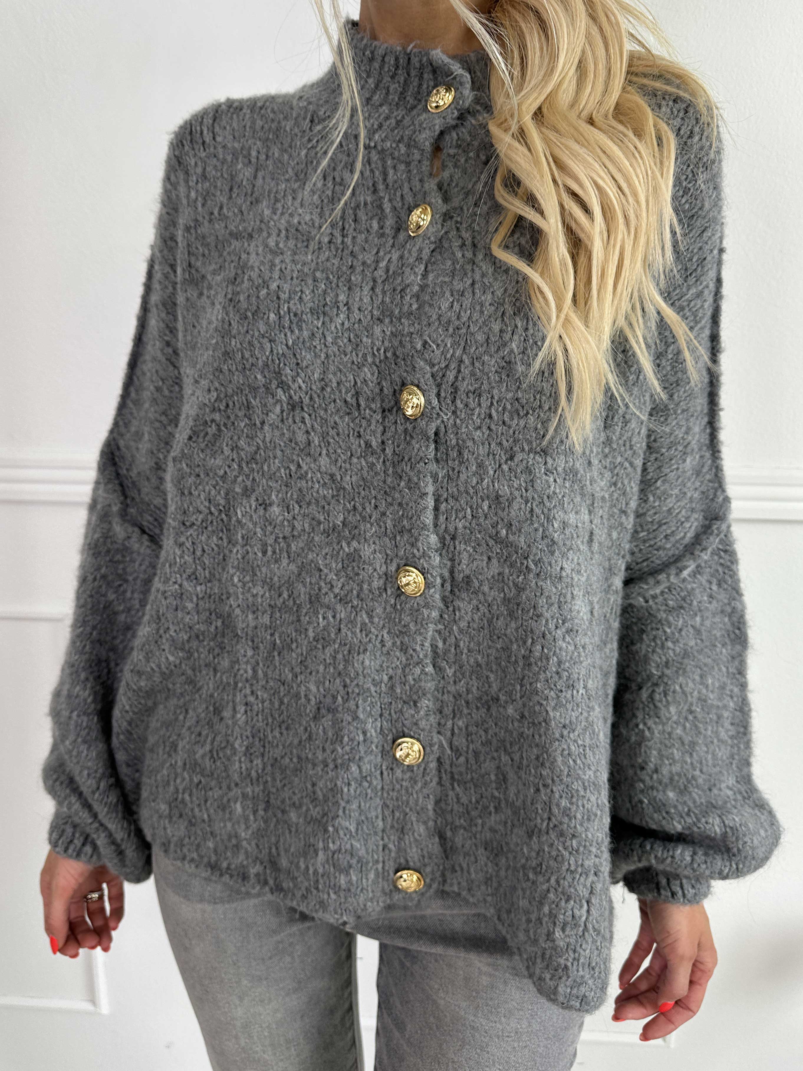 Olrun - Stickad kofta med ballongärmar och guldknappar