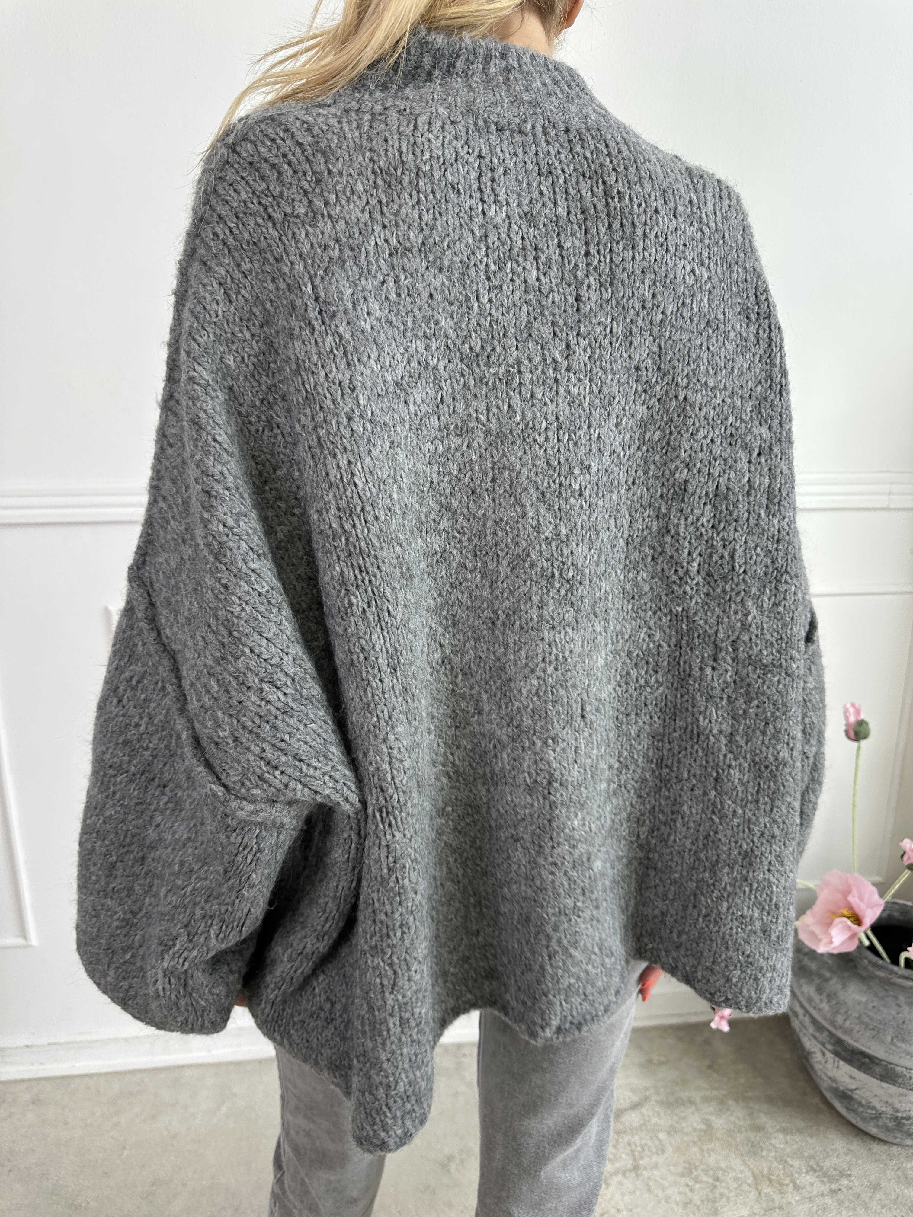 Olrun - Stickad kofta med ballongärmar och guldknappar