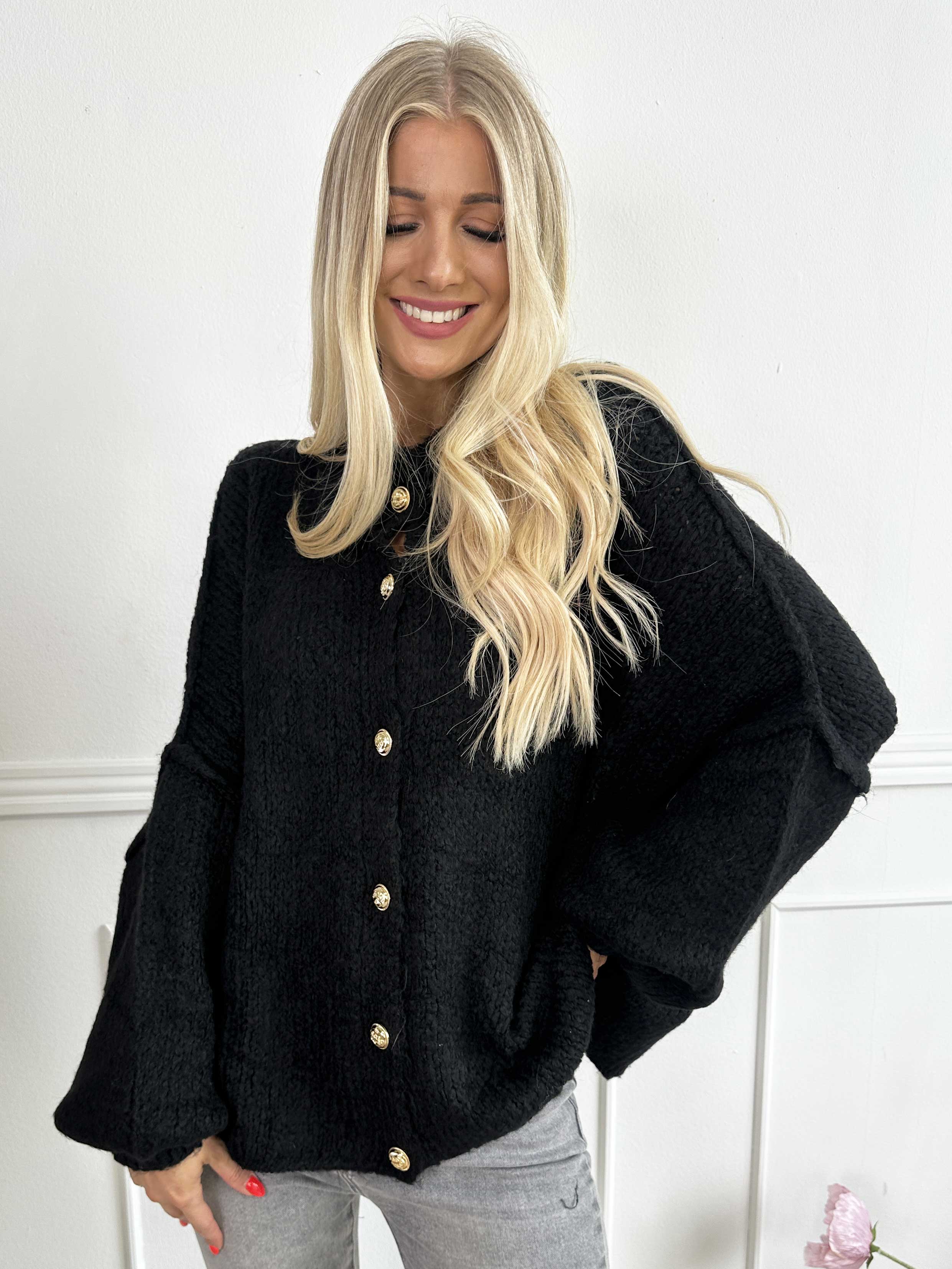 Olrun - Stickad kofta med ballongärmar och guldknappar