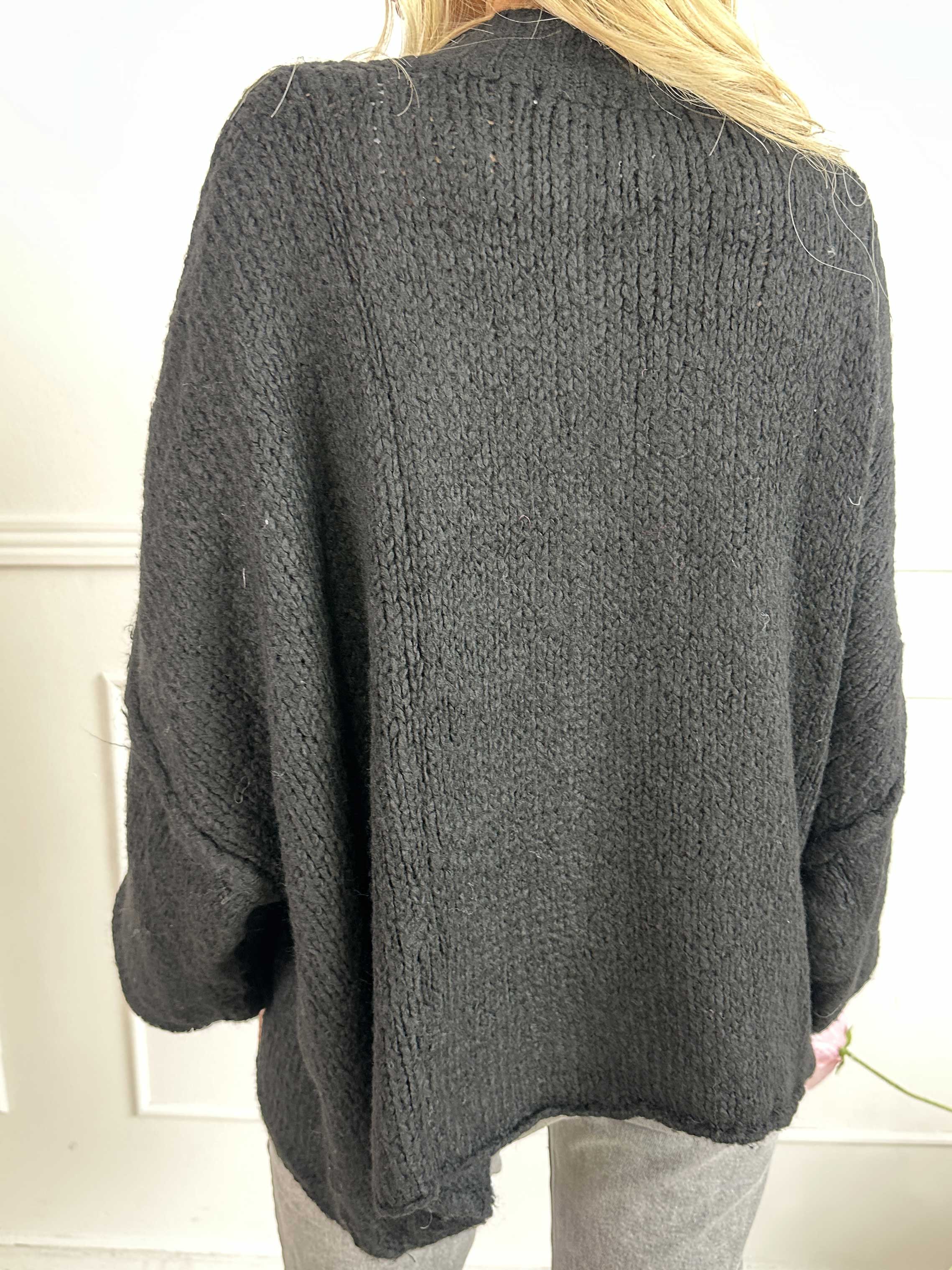 Olrun - Stickad kofta med ballongärmar och guldknappar