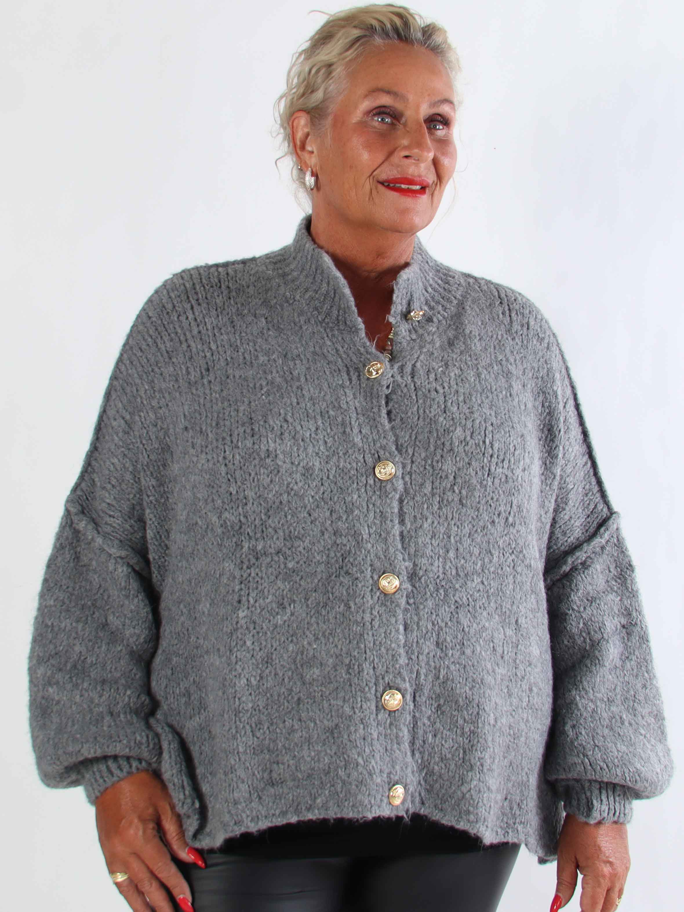 Olrun - Stickad plus size kofta med ballongärmar och guldknappar