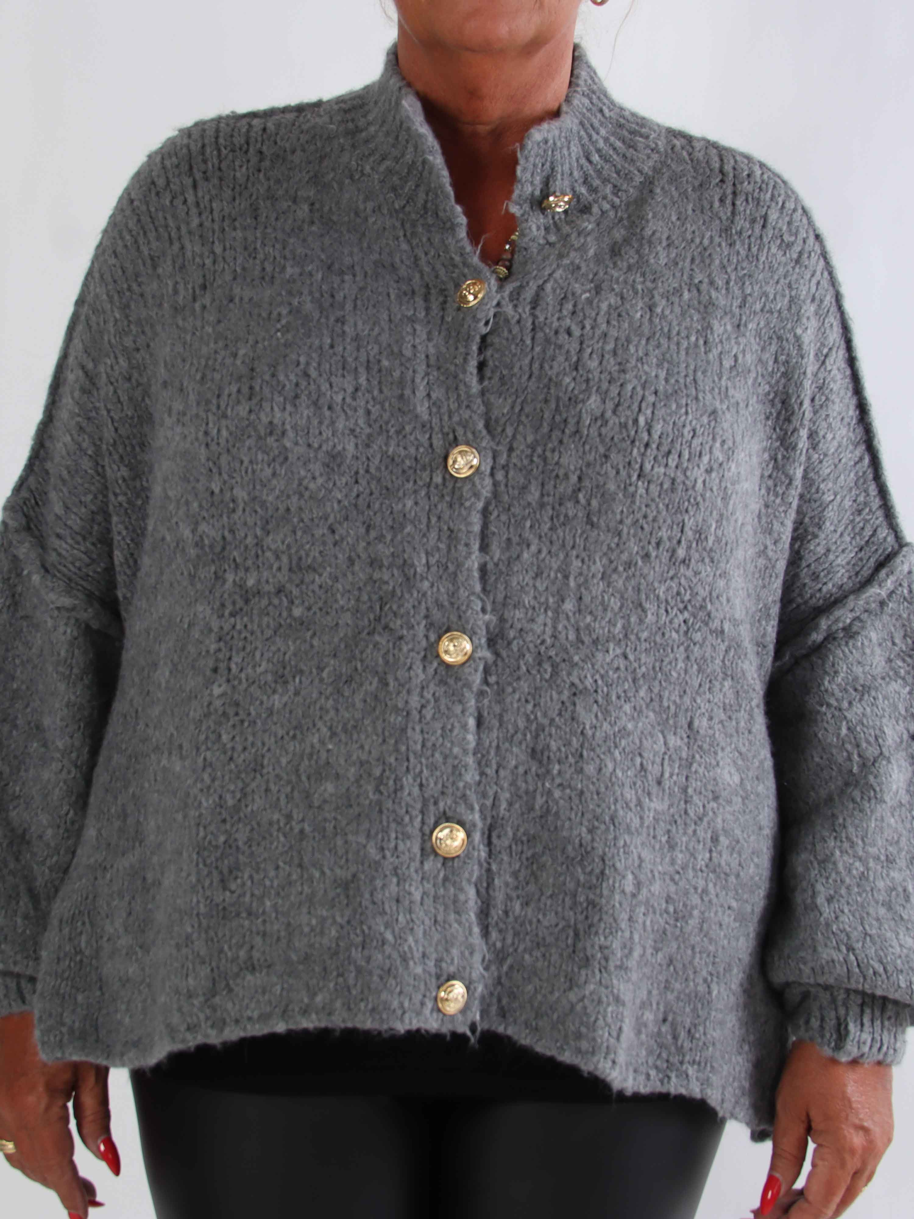 Olrun - Stickad plus size kofta med ballongärmar och guldknappar