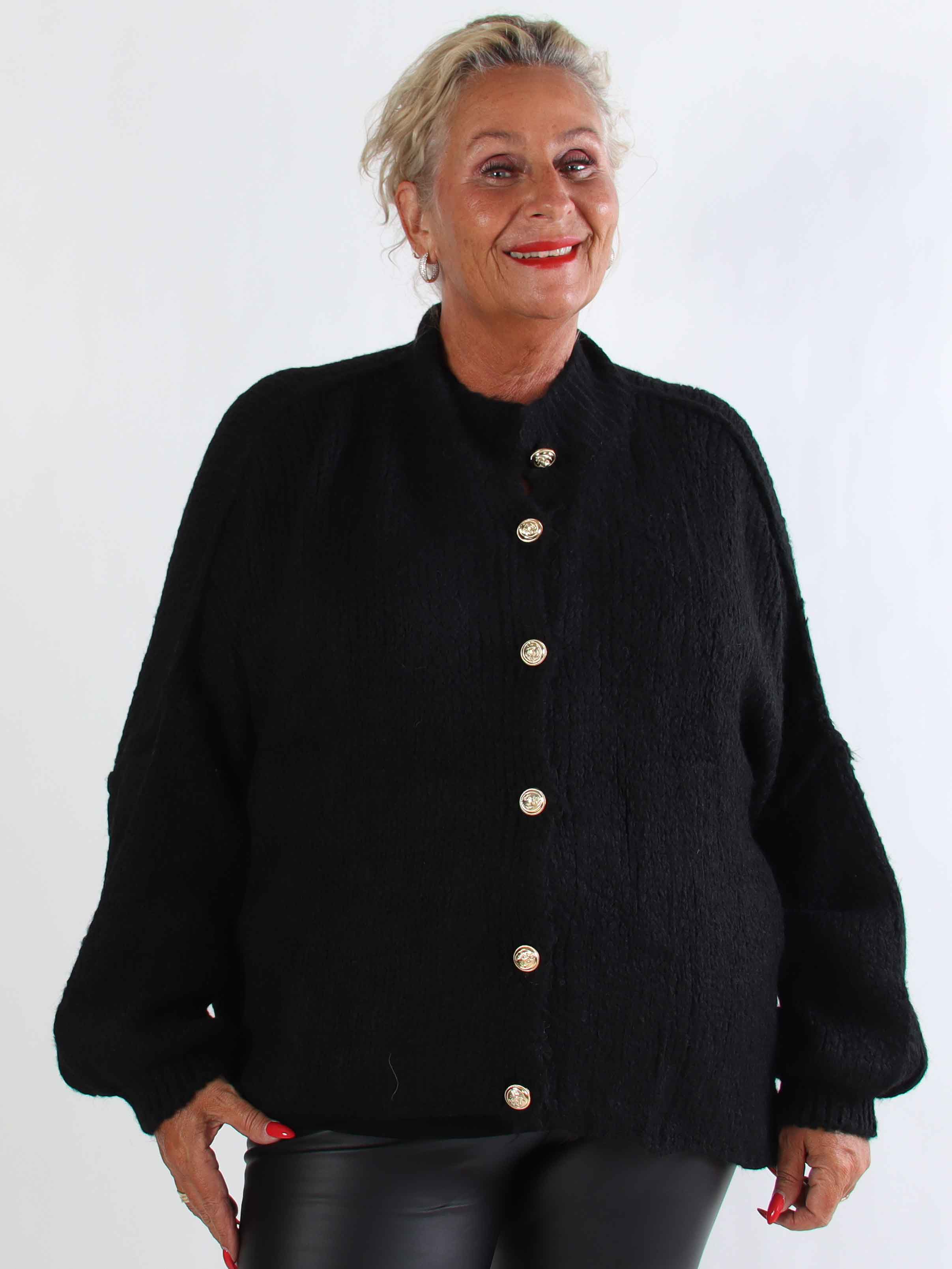 Olrun - Stickad plus size kofta med ballongärmar och guldknappar