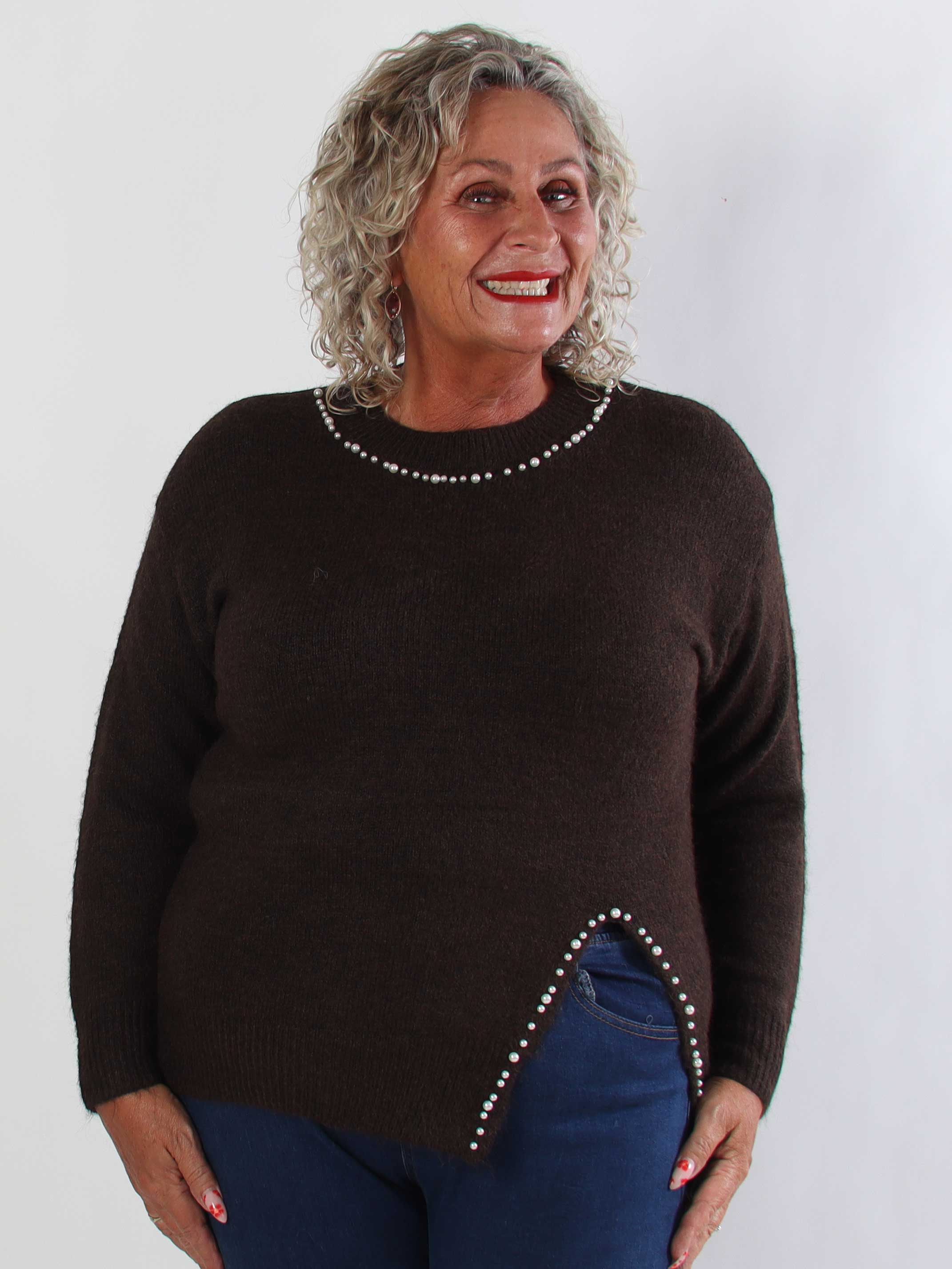 Ondine - Elegant plus size strikbluse med fine hvide perler og lille slids