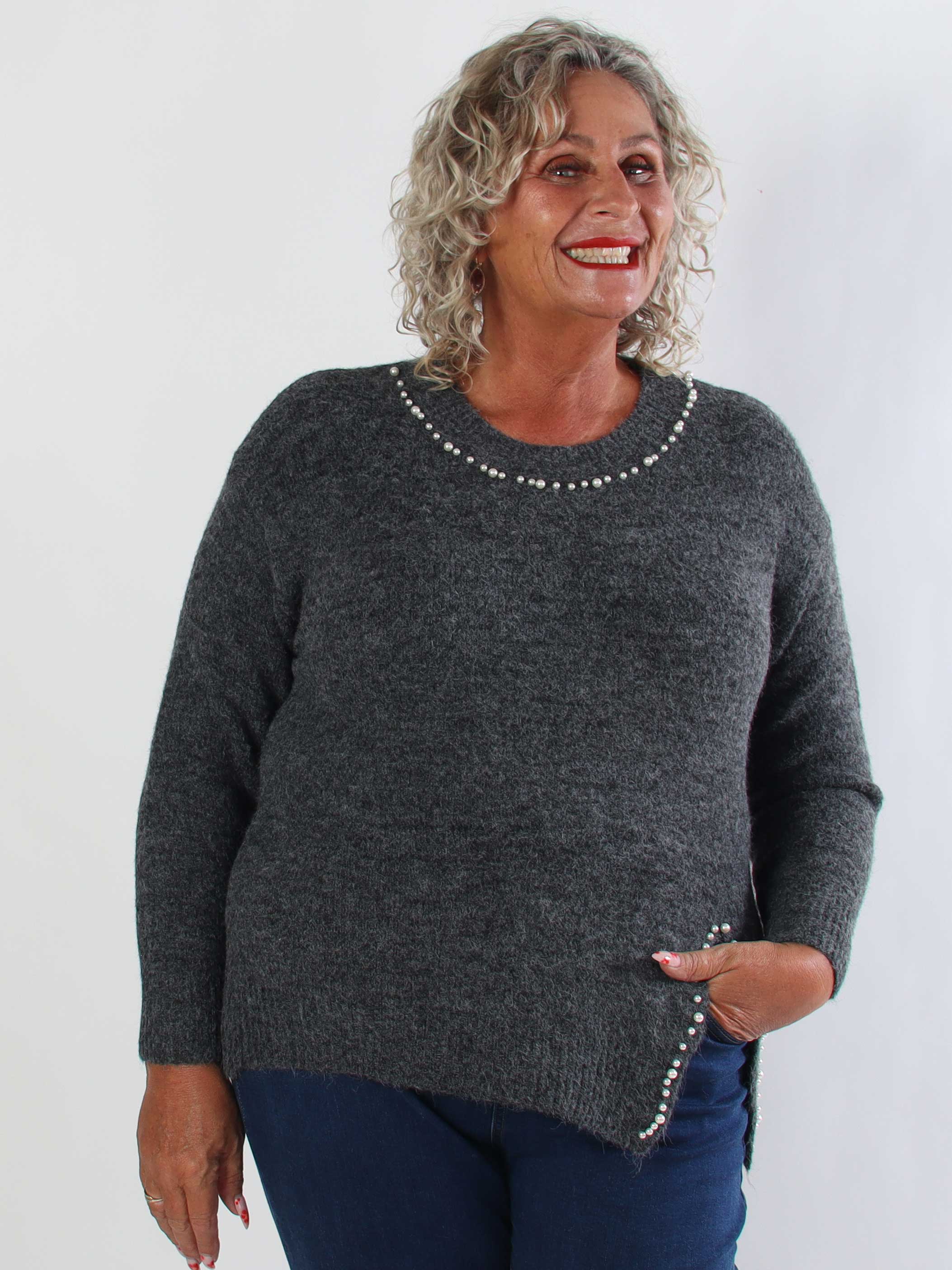 Ondine - Elegant plus size strikbluse med fine hvide perler og lille slids