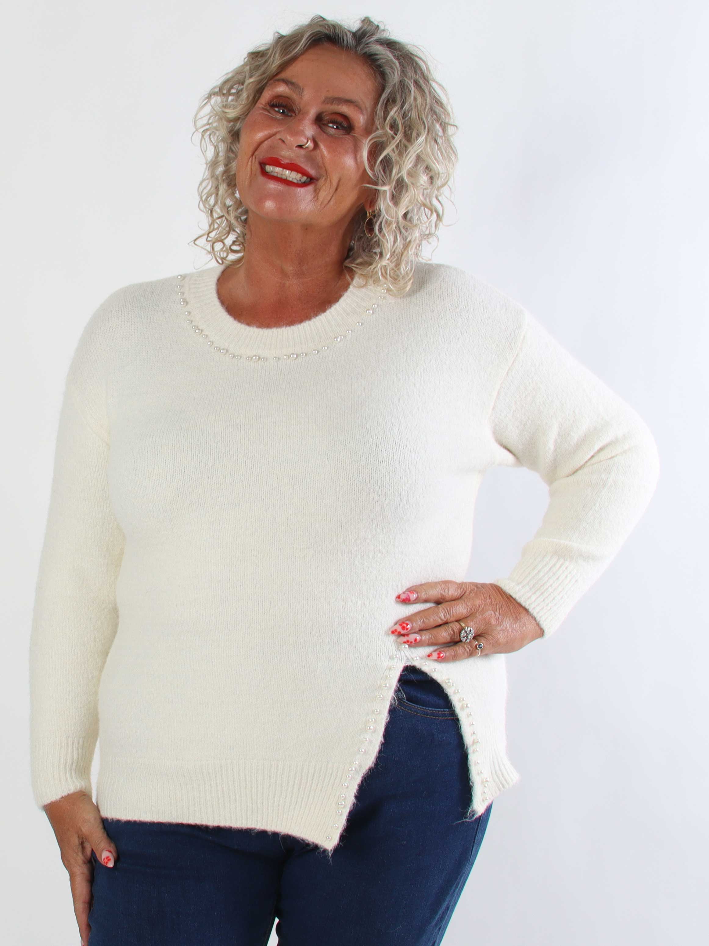 Ondine - Elegant plus size strikbluse med fine hvide perler og lille slids