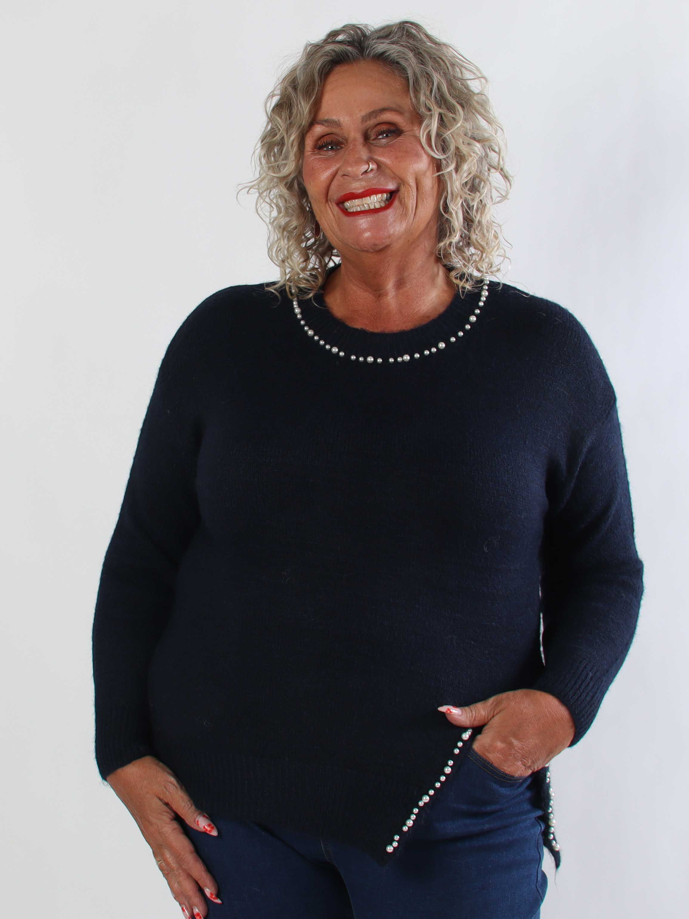 Ondine - Elegant plus size strikbluse med fine hvide perler og lille slids
