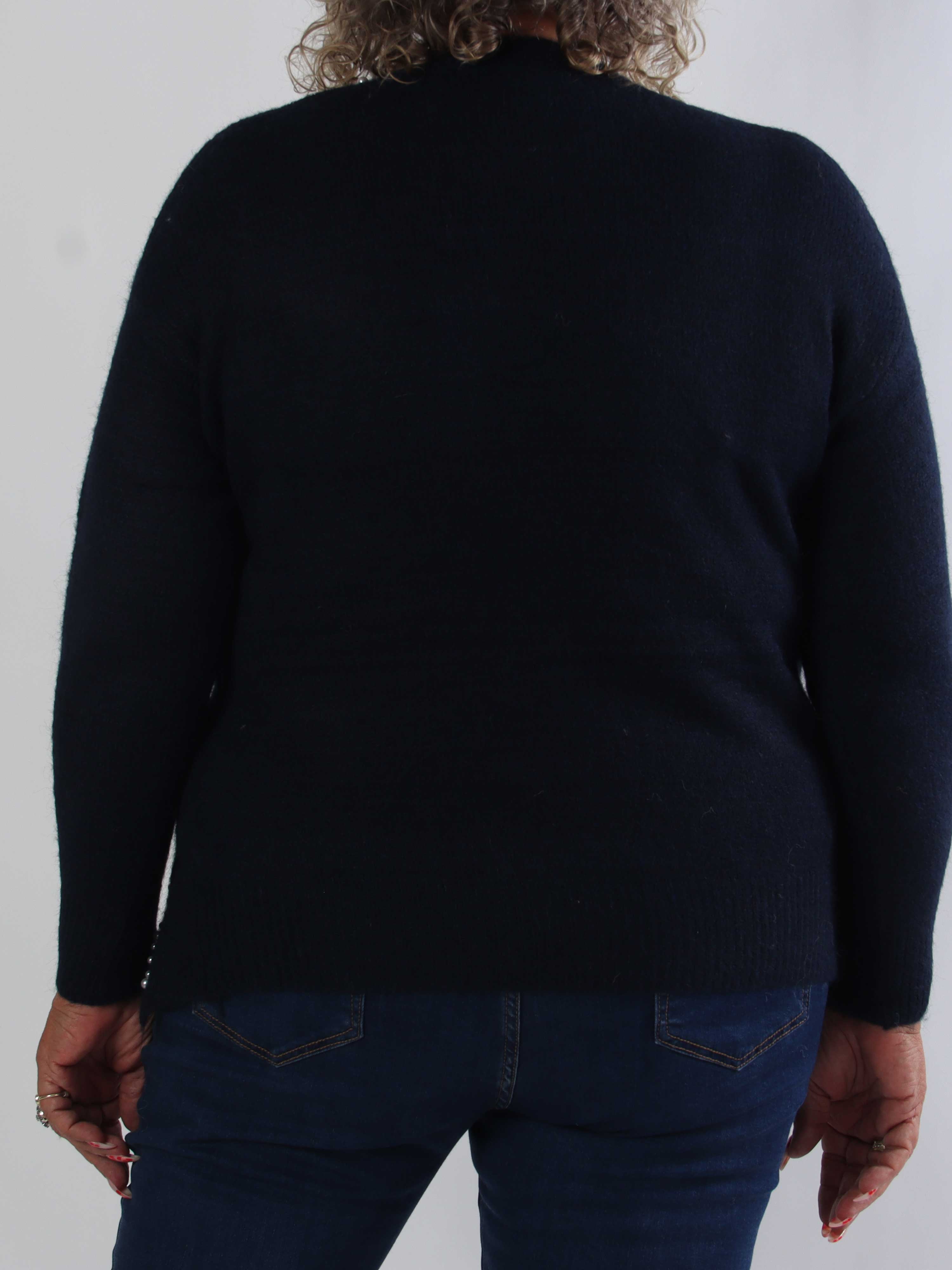 Ondine - Elegant plus size strikbluse med fine hvide perler og lille slids