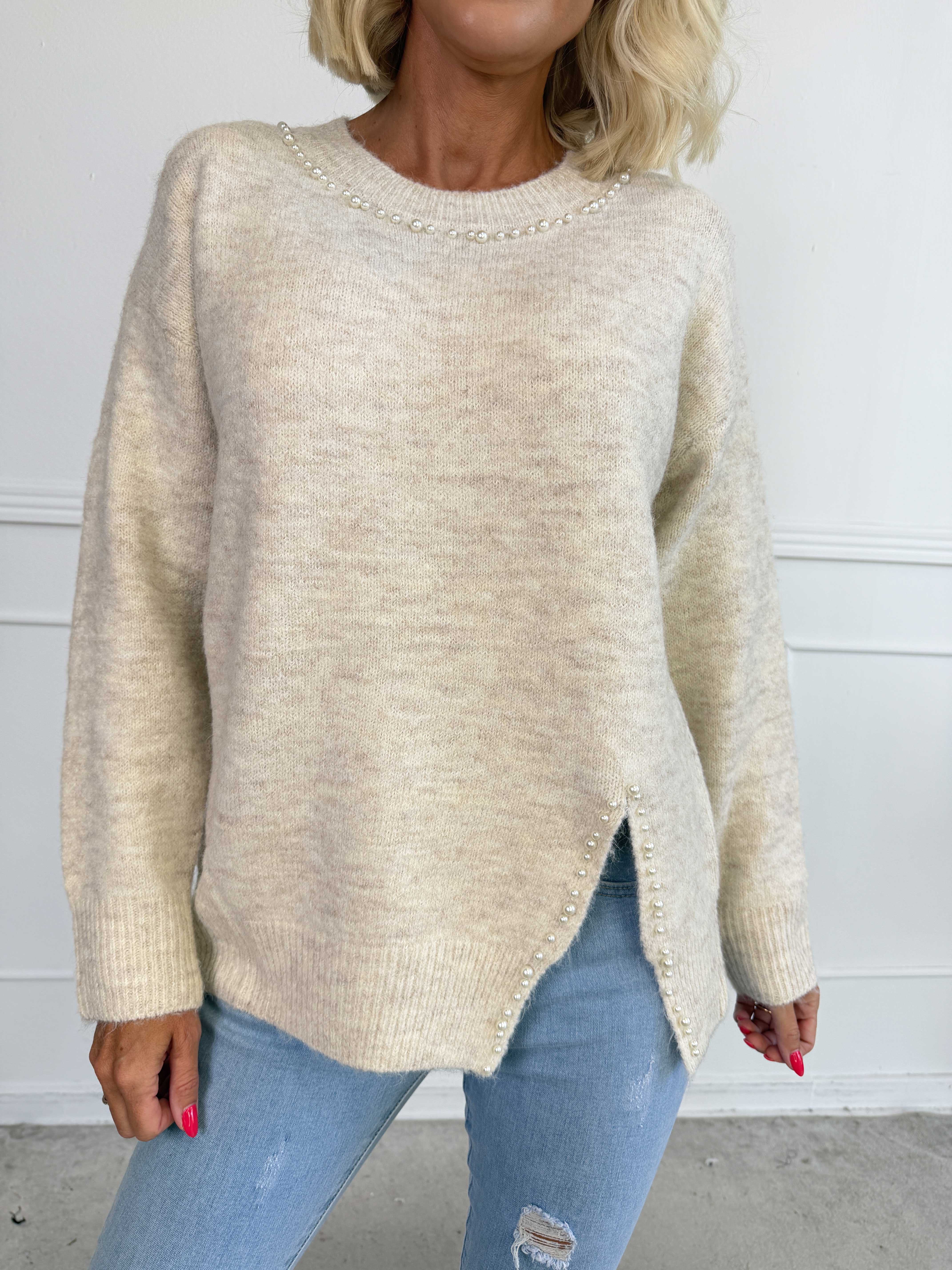 Ondine - Blød og elegant strikbluse med fine hvide perler og lille slids