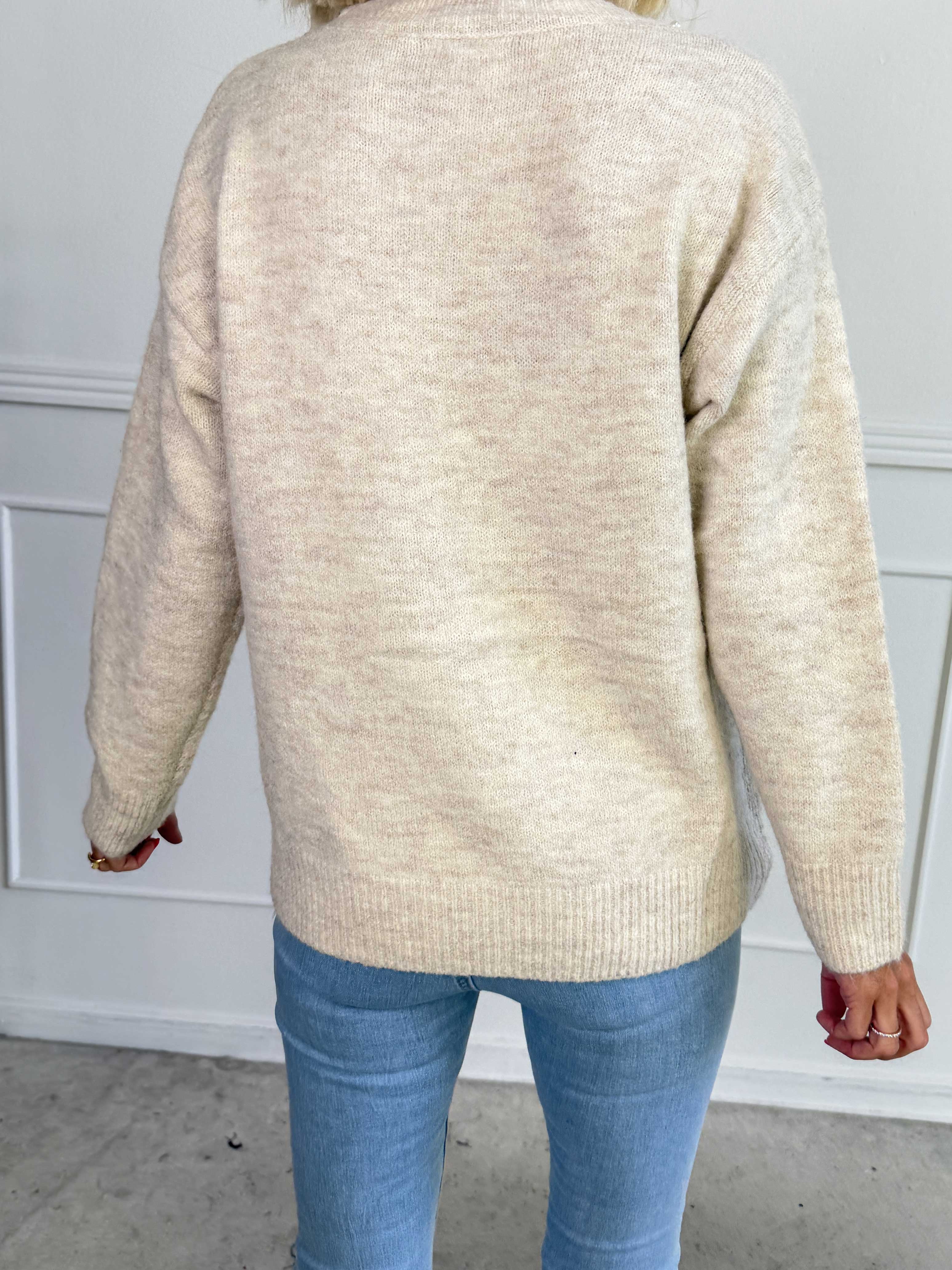 Ondine - Blød og elegant strikbluse med fine hvide perler og lille slids