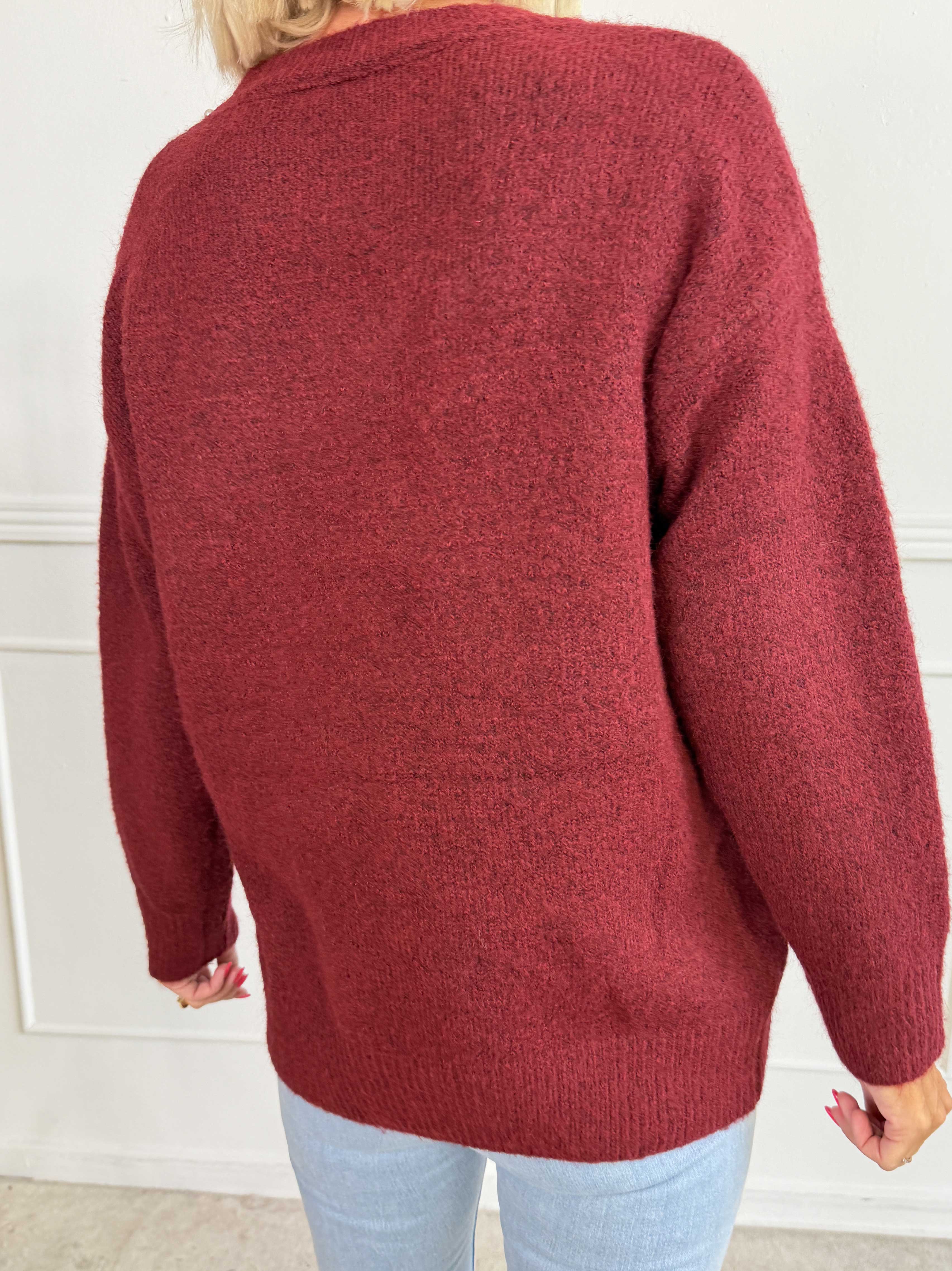 Ondine - Blød og elegant strikbluse med fine hvide perler og lille slids