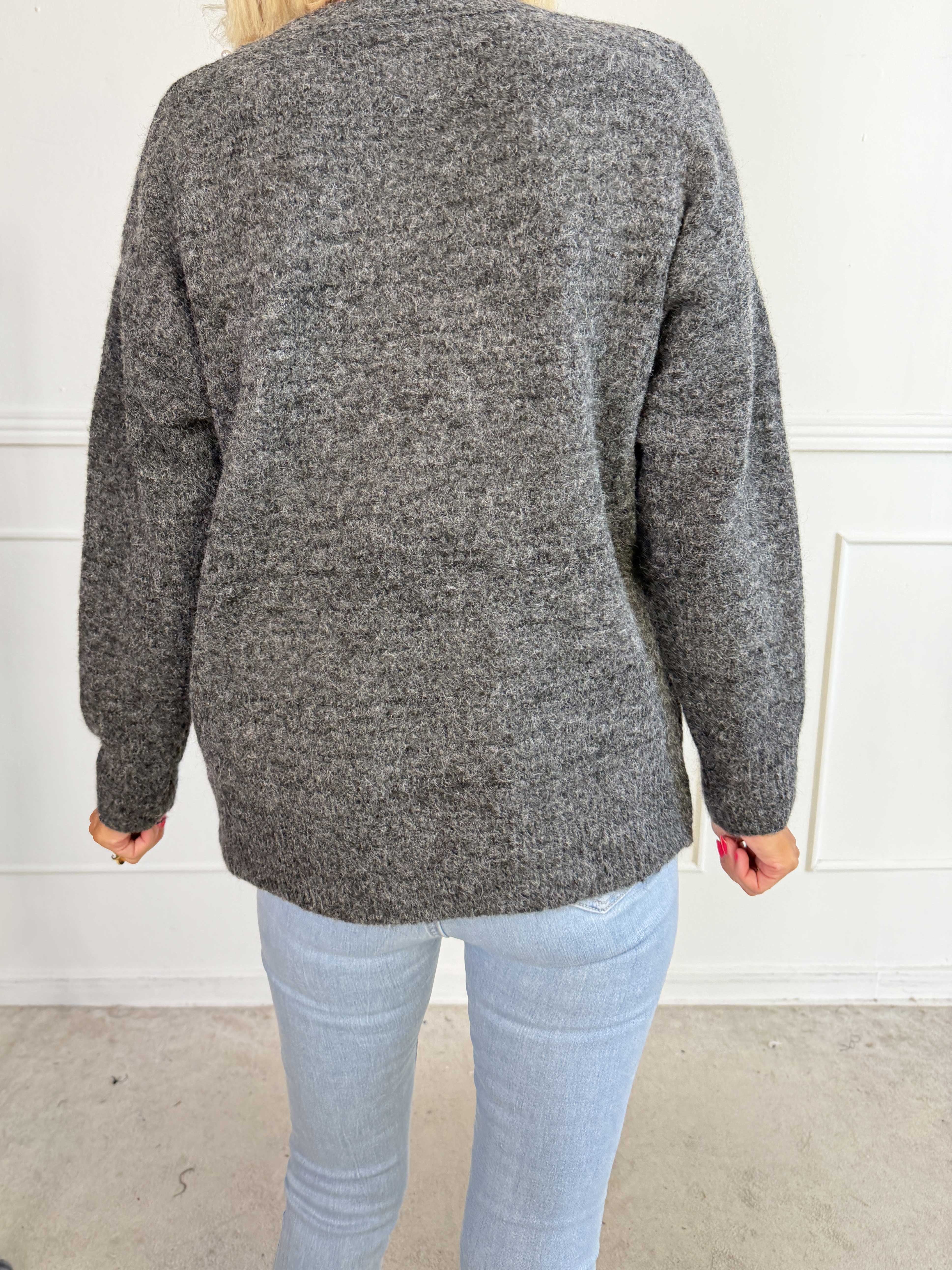 Ondine - Blød og elegant strikbluse med fine hvide perler og lille slids