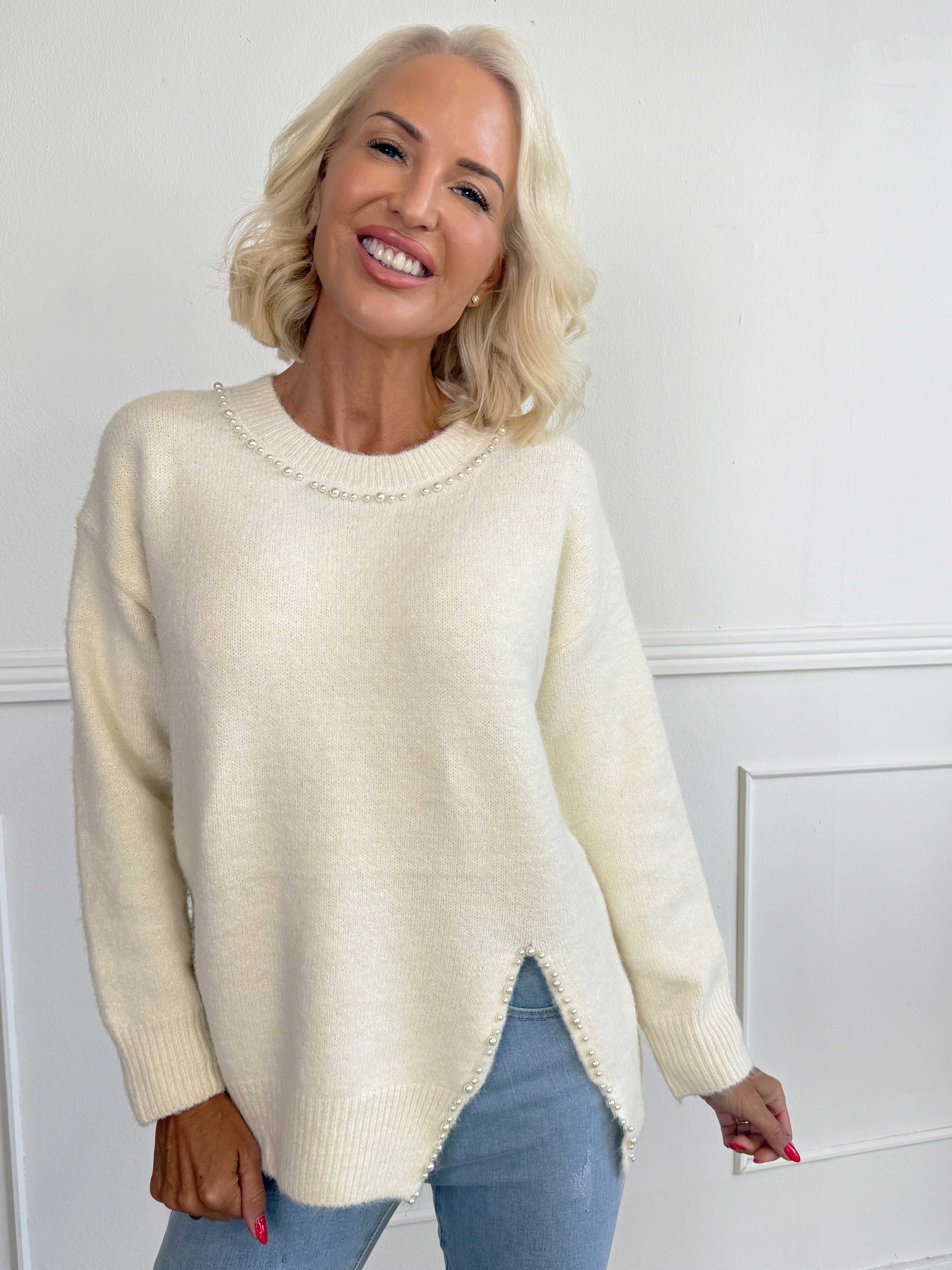 Ondine - Blød og elegant strikbluse med fine hvide perler og lille slids