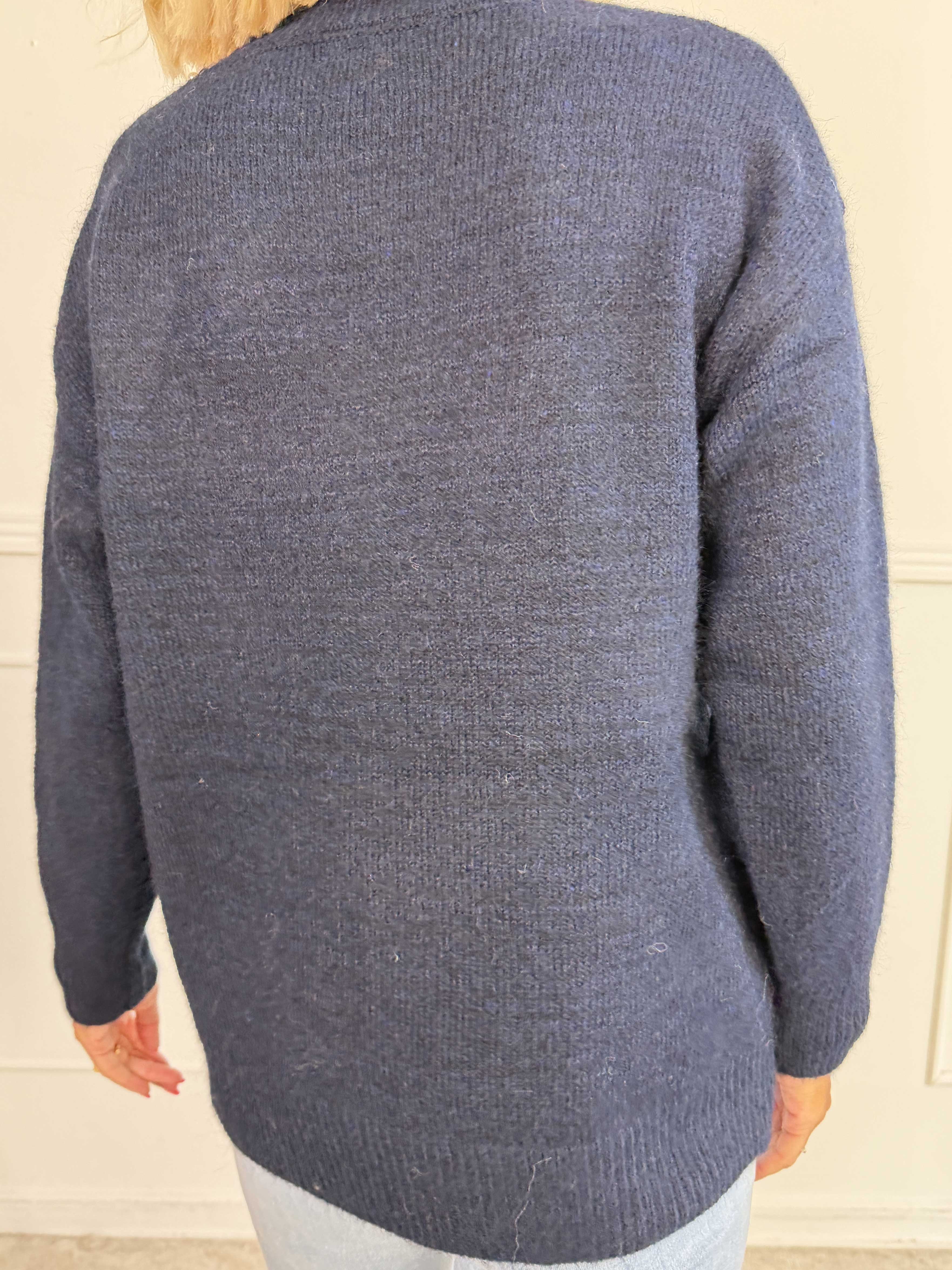 Ondine - Blød og elegant strikbluse med fine hvide perler og lille slids