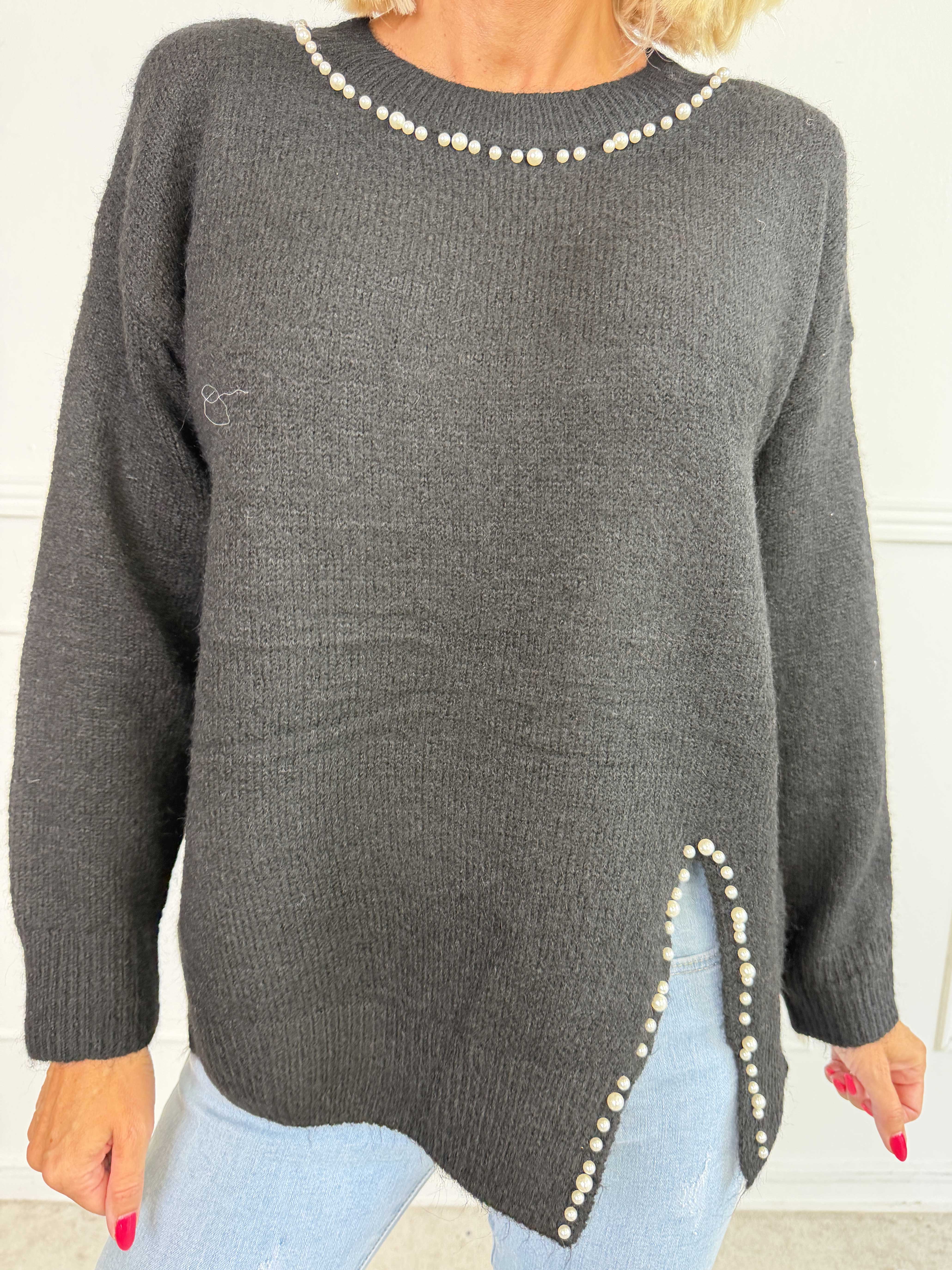 Ondine - Blød og elegant strikbluse med fine hvide perler og lille slids