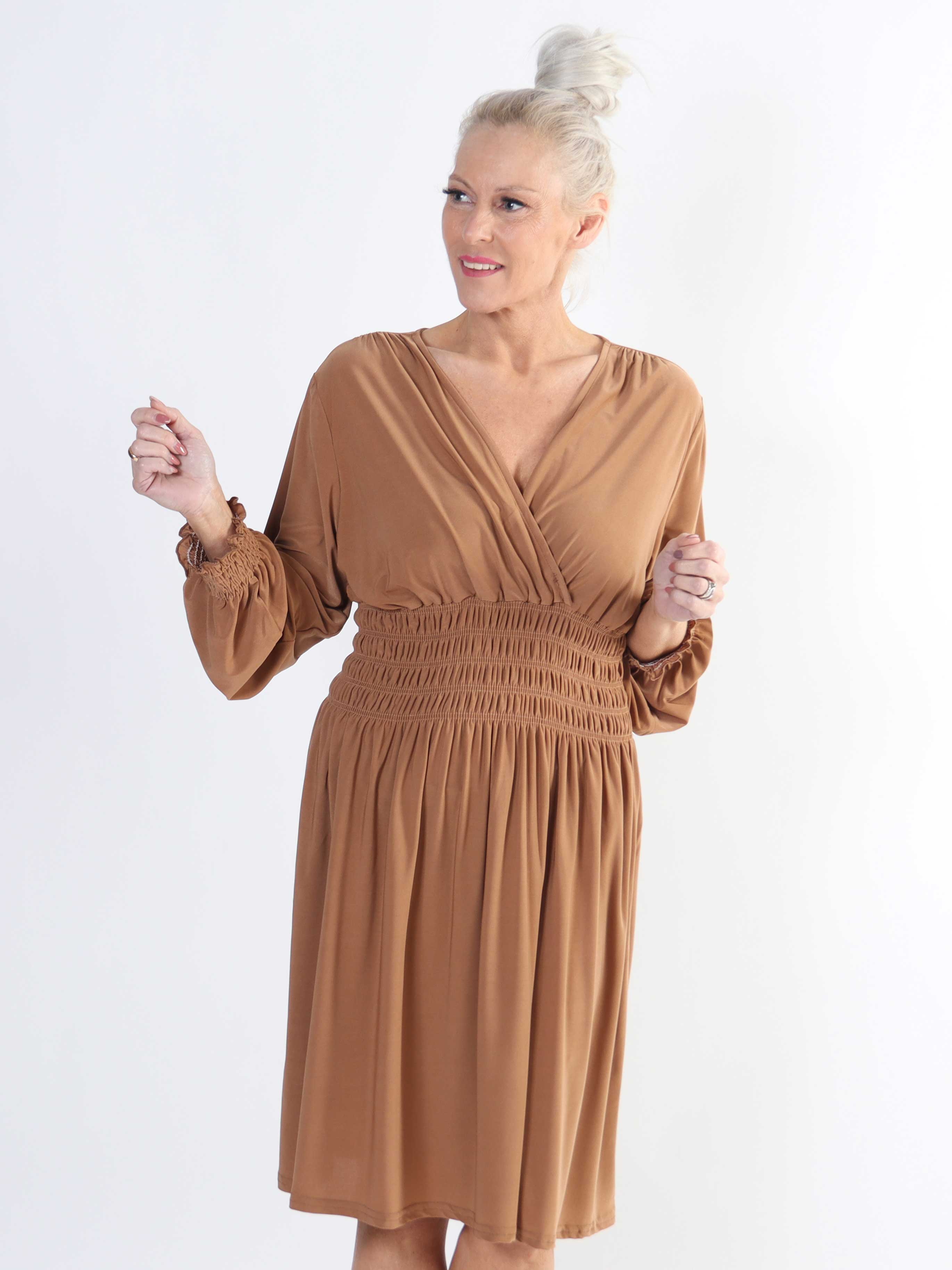 Pams Plain Short L/S - Elastisk klänning i stora storlekar med smock och långa ärmar - Black