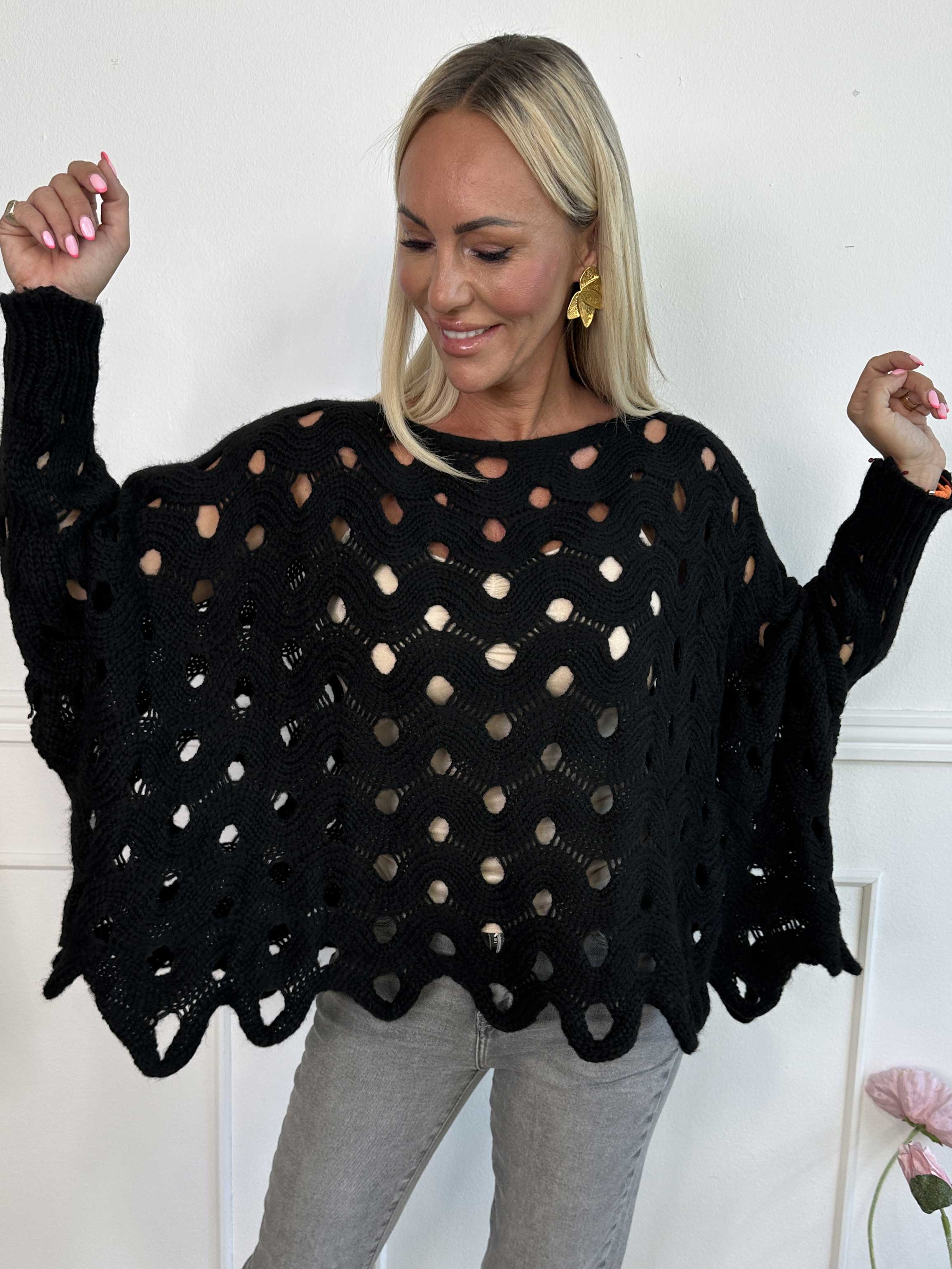 Pia – Oversized stickad tröja med hålmönster och fladdermusärmar