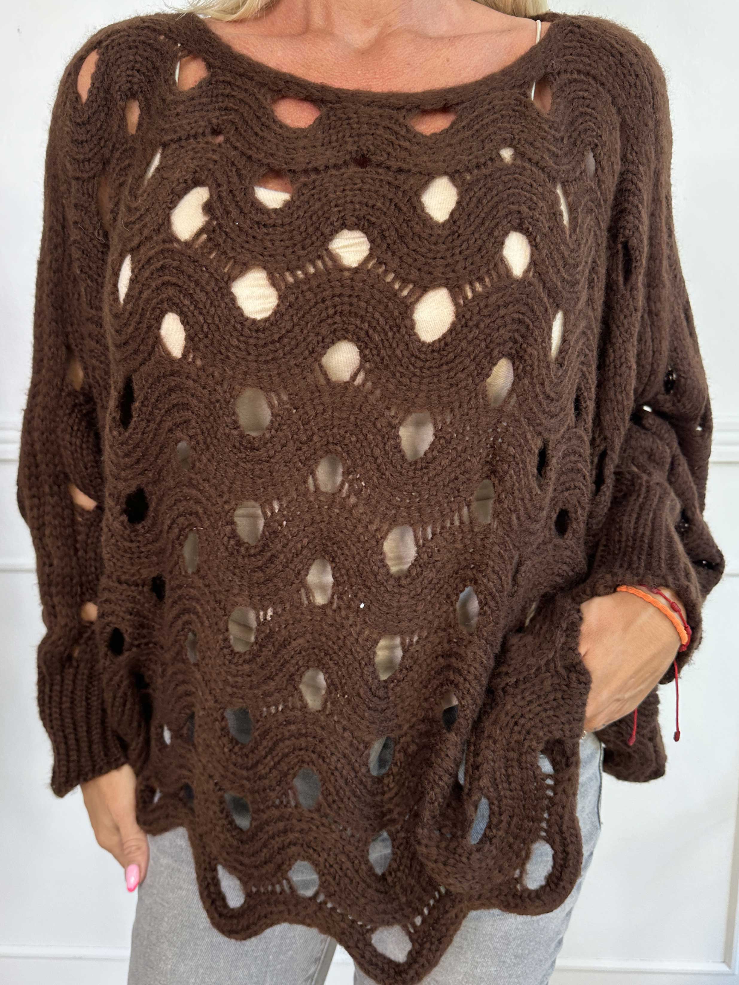 Pia – Oversized stickad tröja med hålmönster och fladdermusärmar