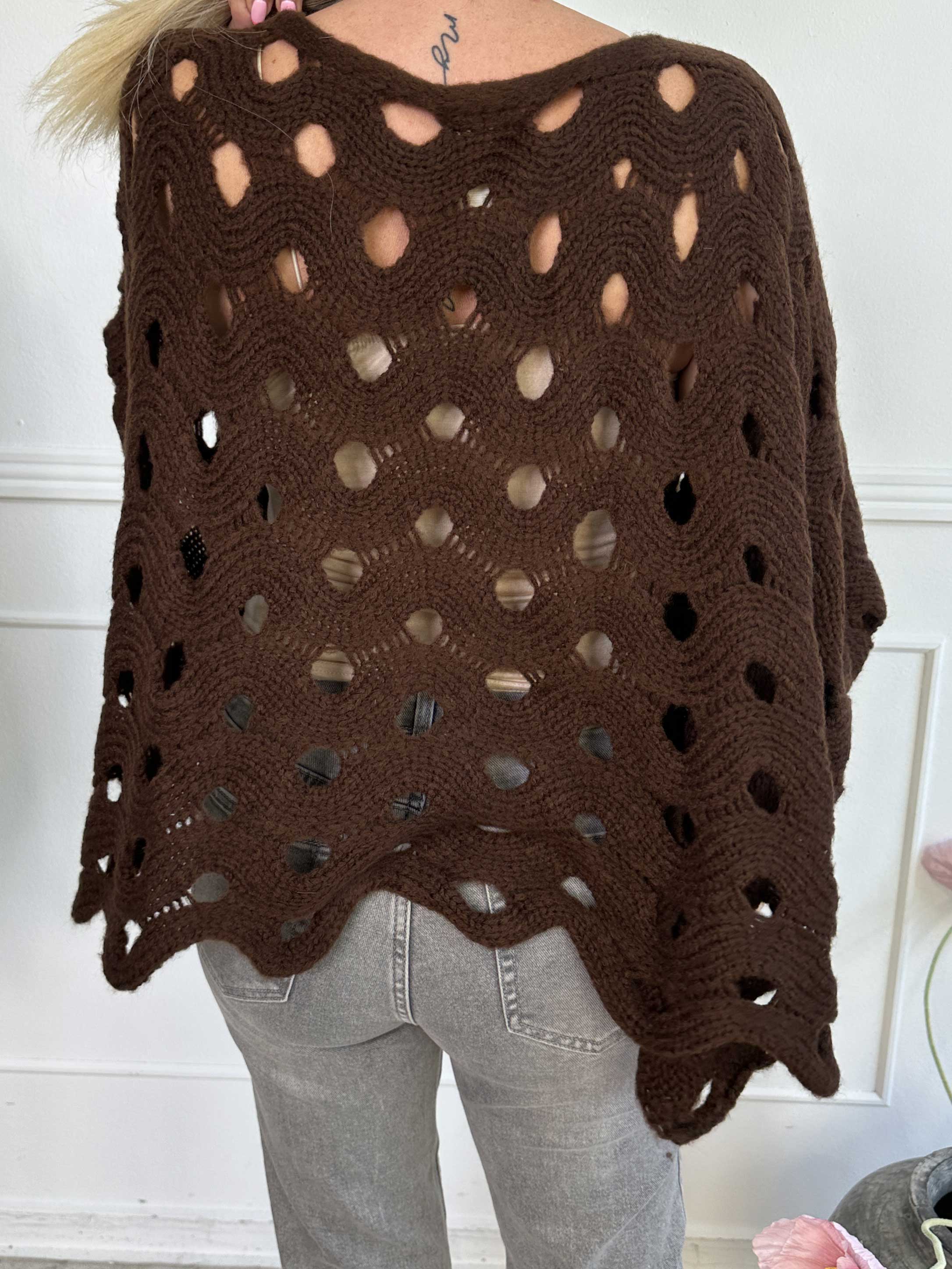 Pia – Oversized stickad tröja med hålmönster och fladdermusärmar