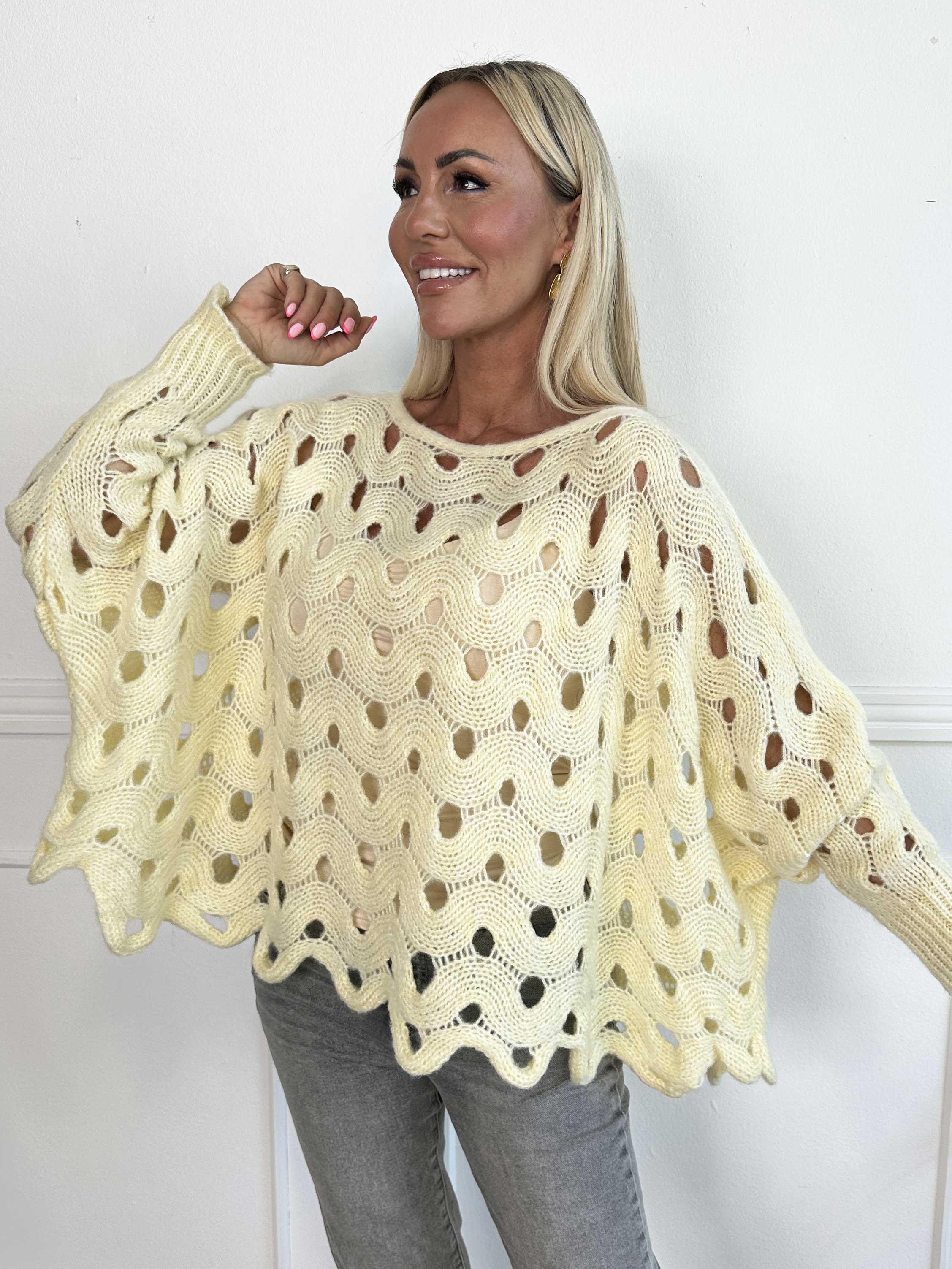 Pia – Oversized stickad tröja med hålmönster och fladdermusärmar