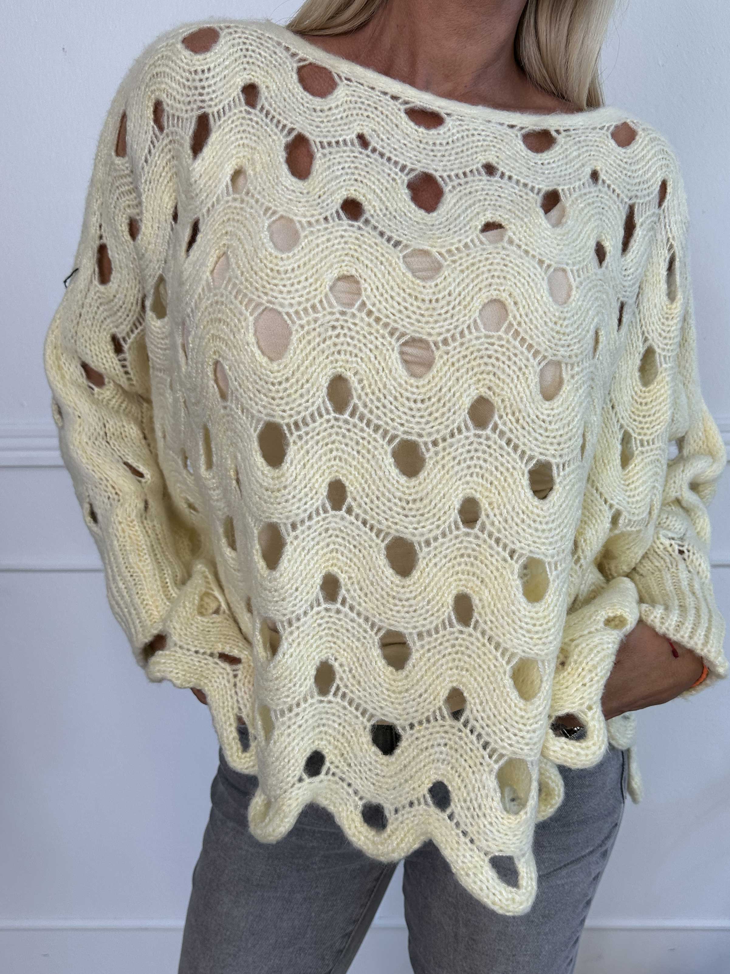 Pia – Oversized stickad tröja med hålmönster och fladdermusärmar
